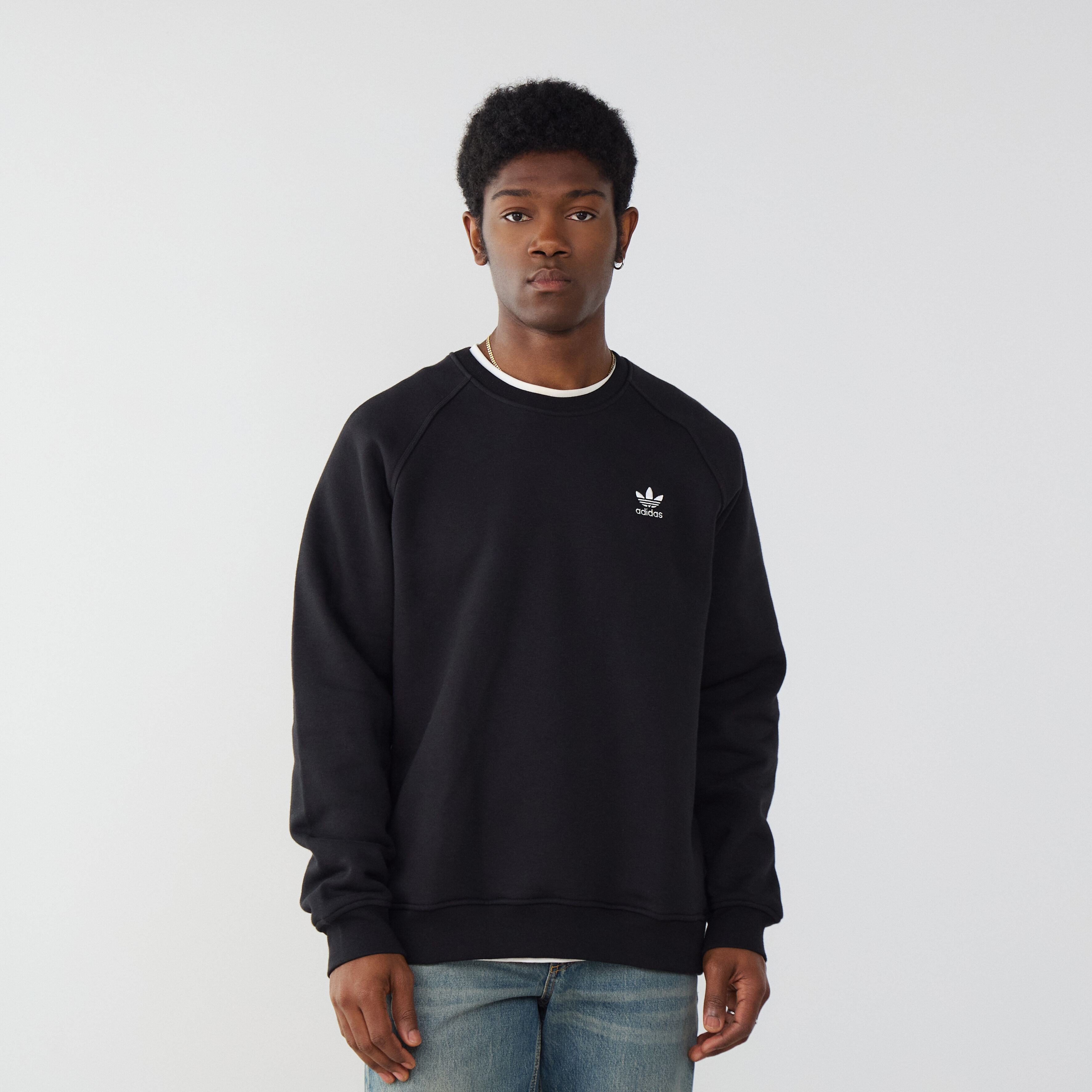 ADIDAS ORIGINALS SWEAT CREW ESSENTIAL TREFOIL BLACK WHITE SWEATSHIRTS MEN Courir