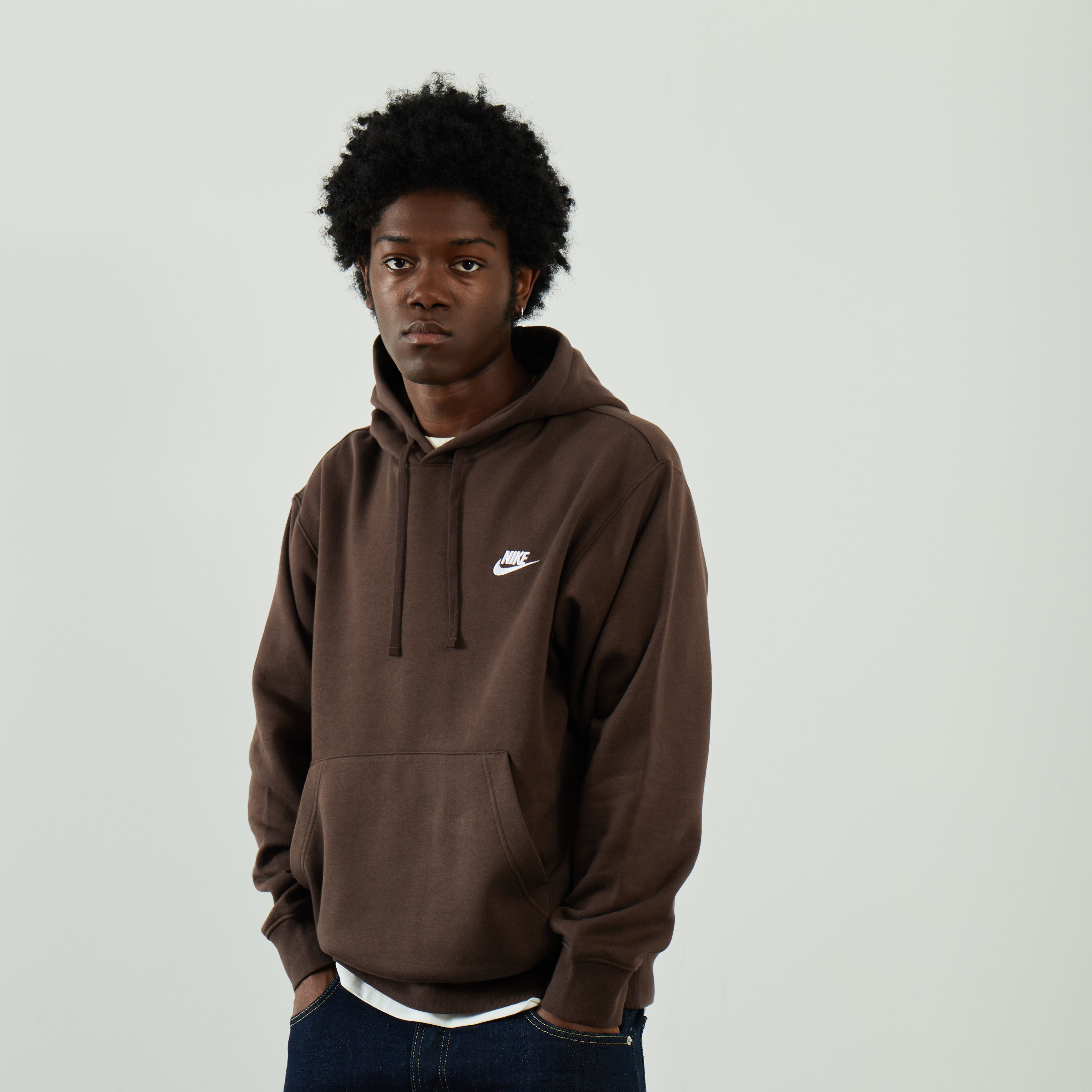 NIKE SMALL LOGO CLUB HOODIE BROWN SWEATSHIRTS MEN Courir