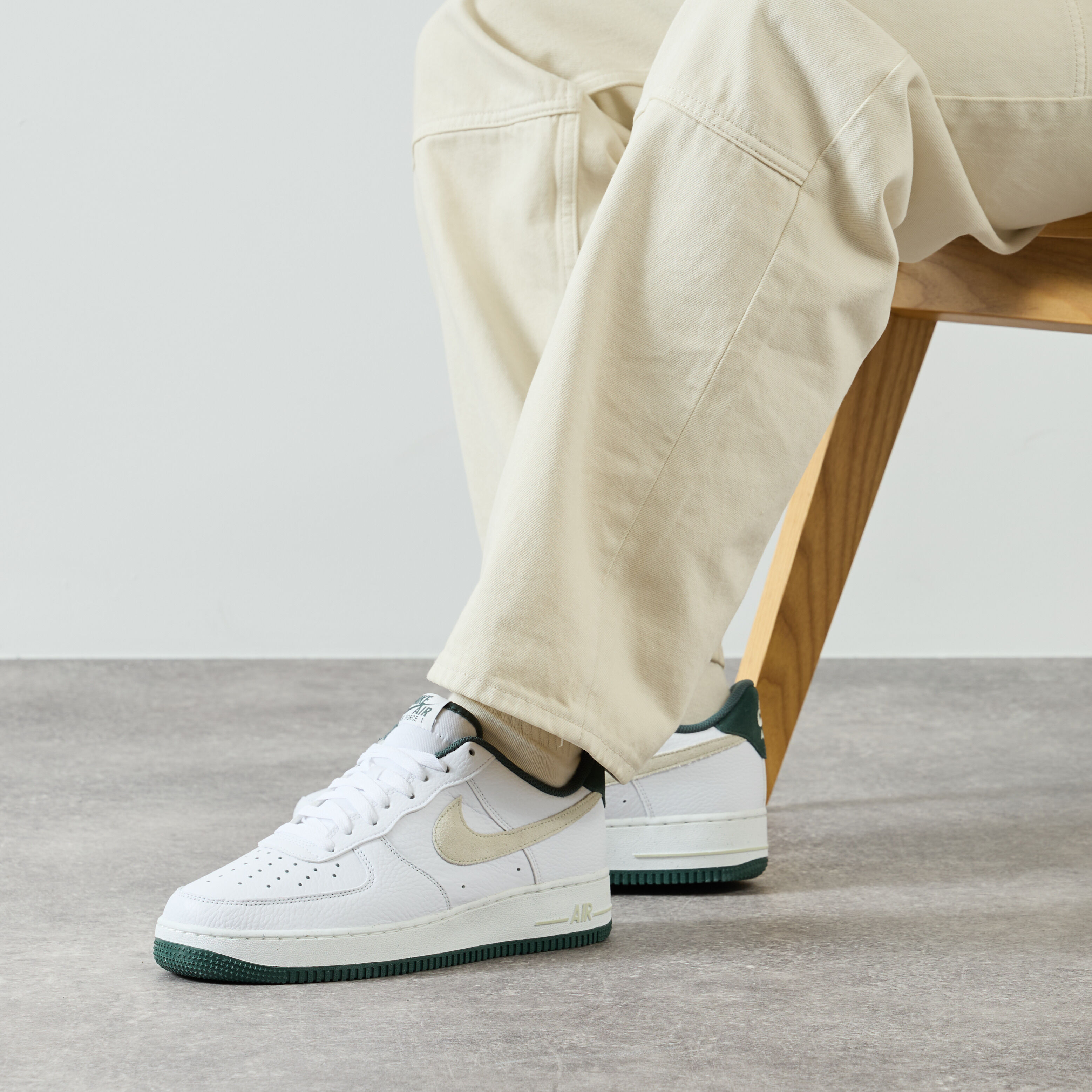 NIKE AIR FORCE 1 LOW LV8 SNEAKERS HOMME BLANC VERT LACETS Courir