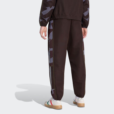 ADIDAS ORIGINALS PANTALON DE SURV&Ecirc;TEMENT AMG CAMO WOVEN Aurora Coffee / Aurora Onix MIXTE