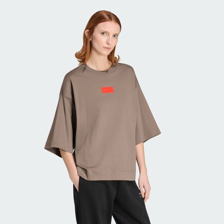 ADIDAS PERFORMANCE T-SHIRT GRAPHIQUE MANCHES COURTES AUDI REVOLUT F1 TEAM ELEVATED Simple Brown / Hi-Res Red FEMME
