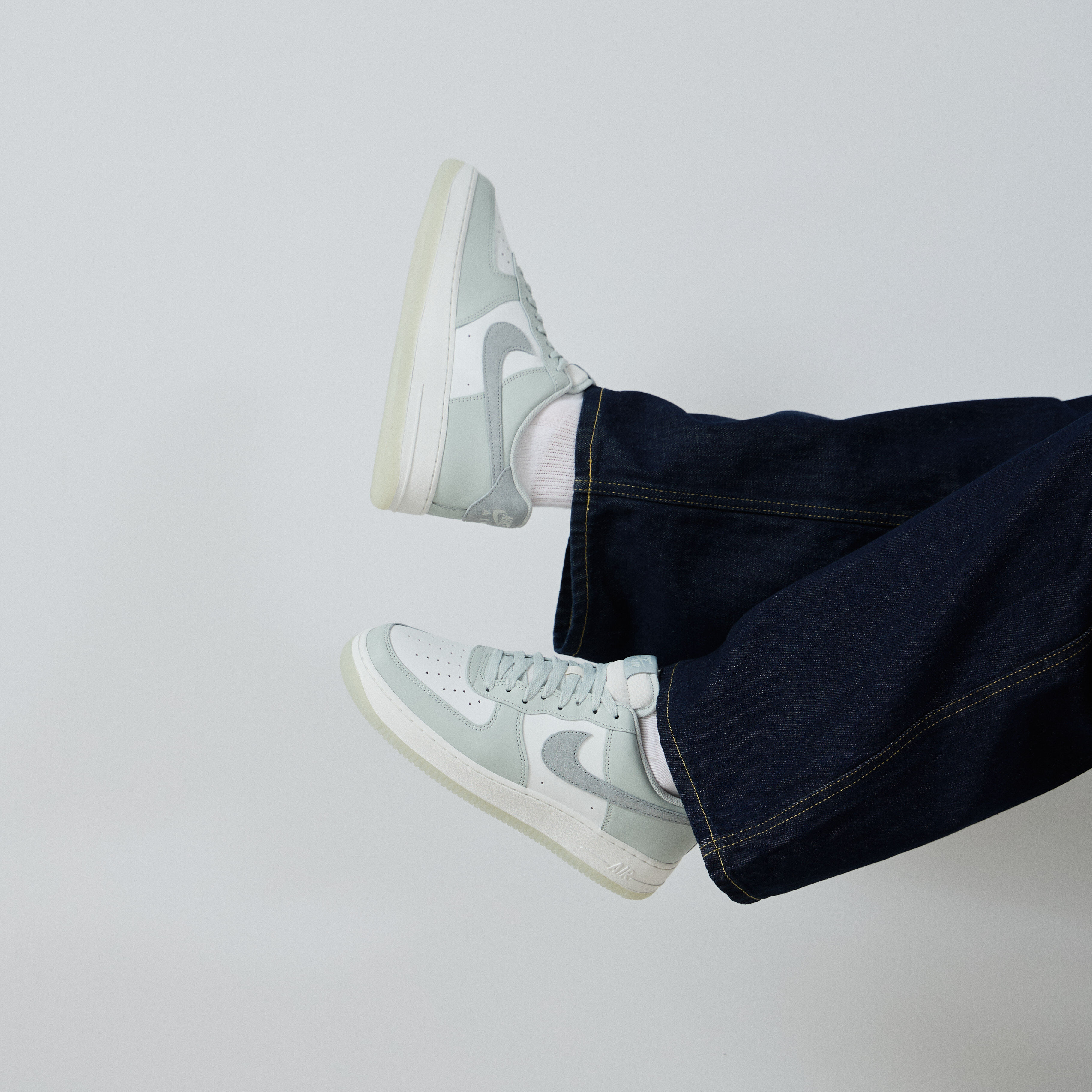 NIKE AIR FORCE 1 LOW SNEAKERS HOMME GRIS BLANC LACETS Courir