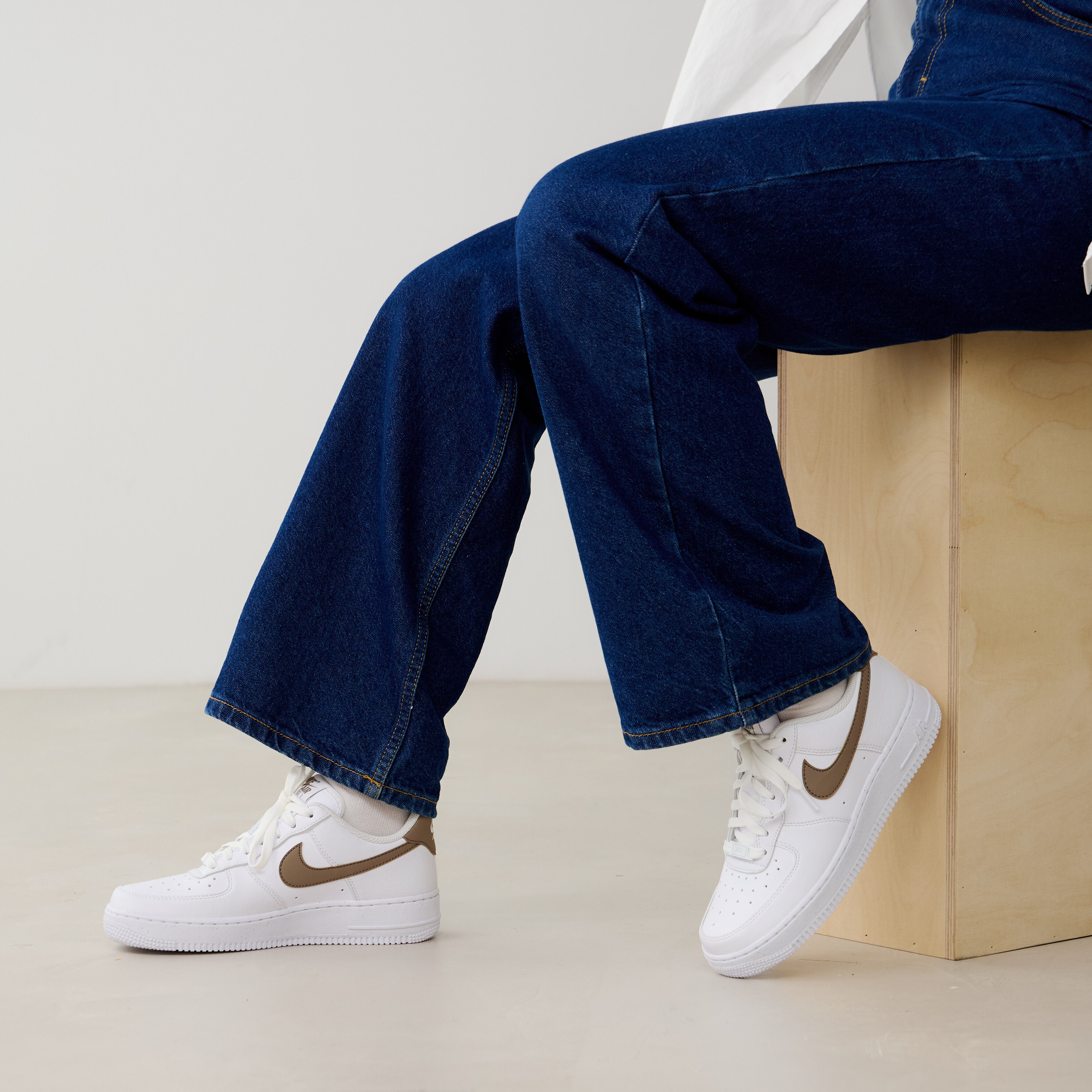 Jeans Style Air Force One Femme NIKE AIR FORCE LOW WHITE/BROWN