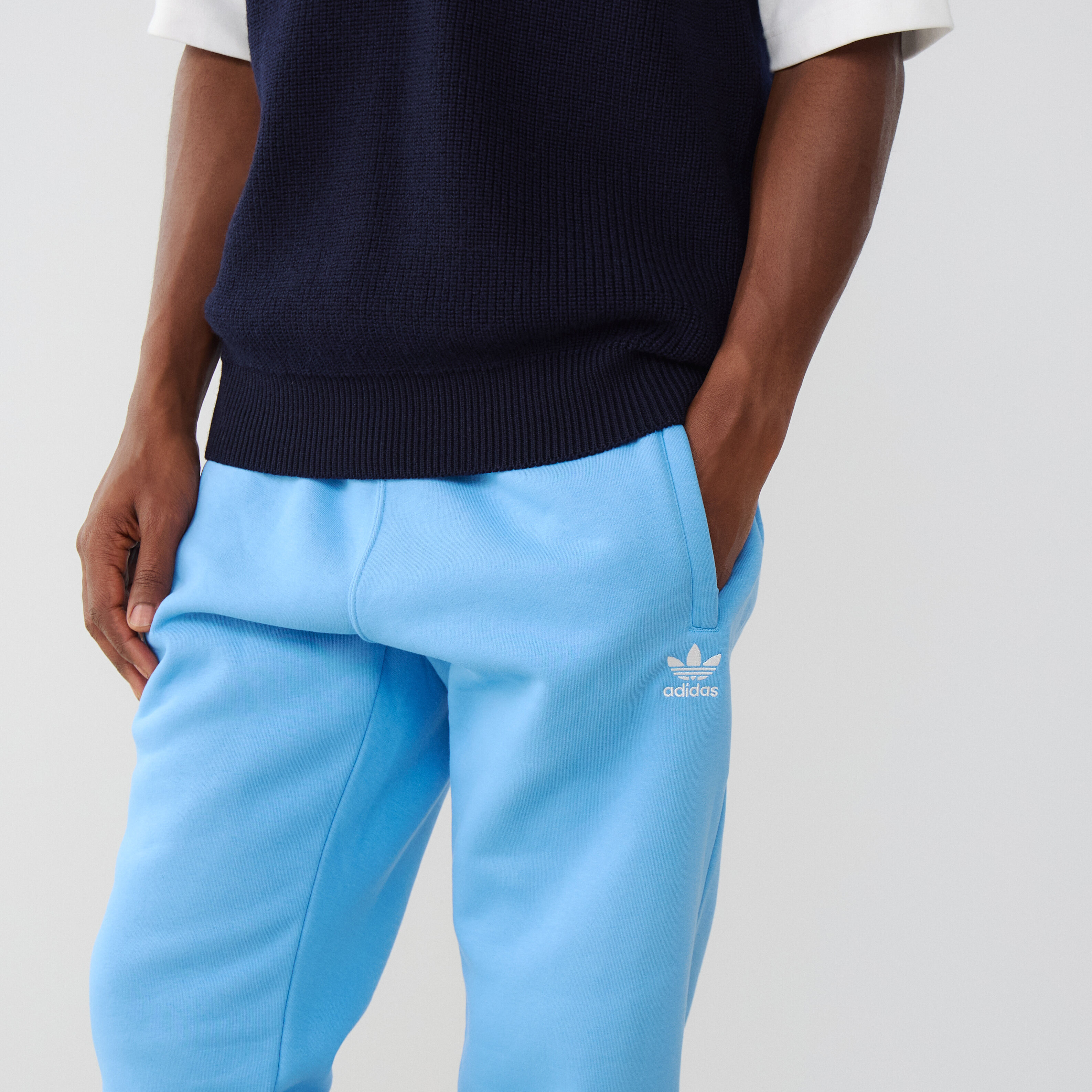 ADIDAS ORIGINALS PANT JOGGER ESSENTIAL TREFOIL BLUE WHITE TROUSERS MEN Courir