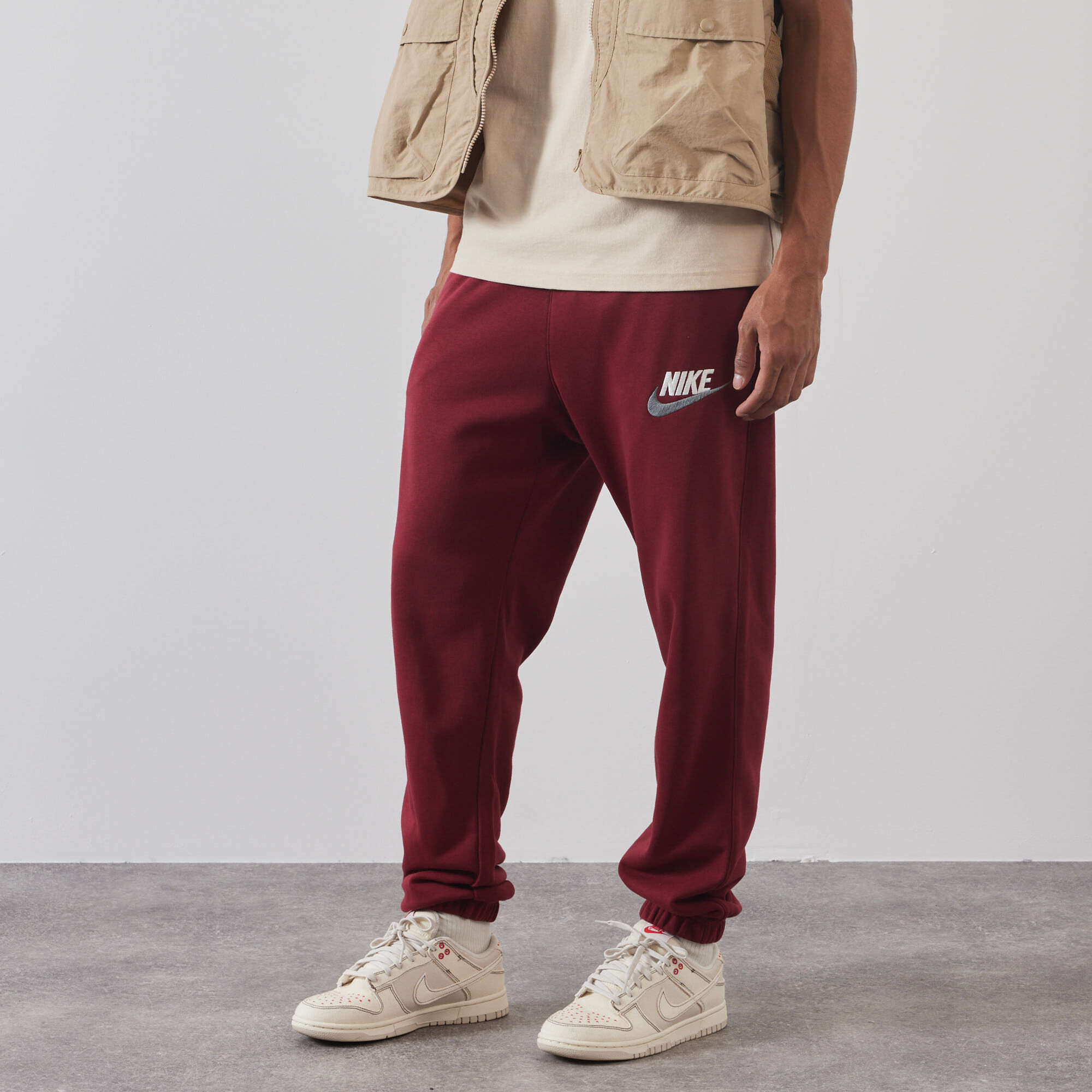 Mens nike best sale joggers red