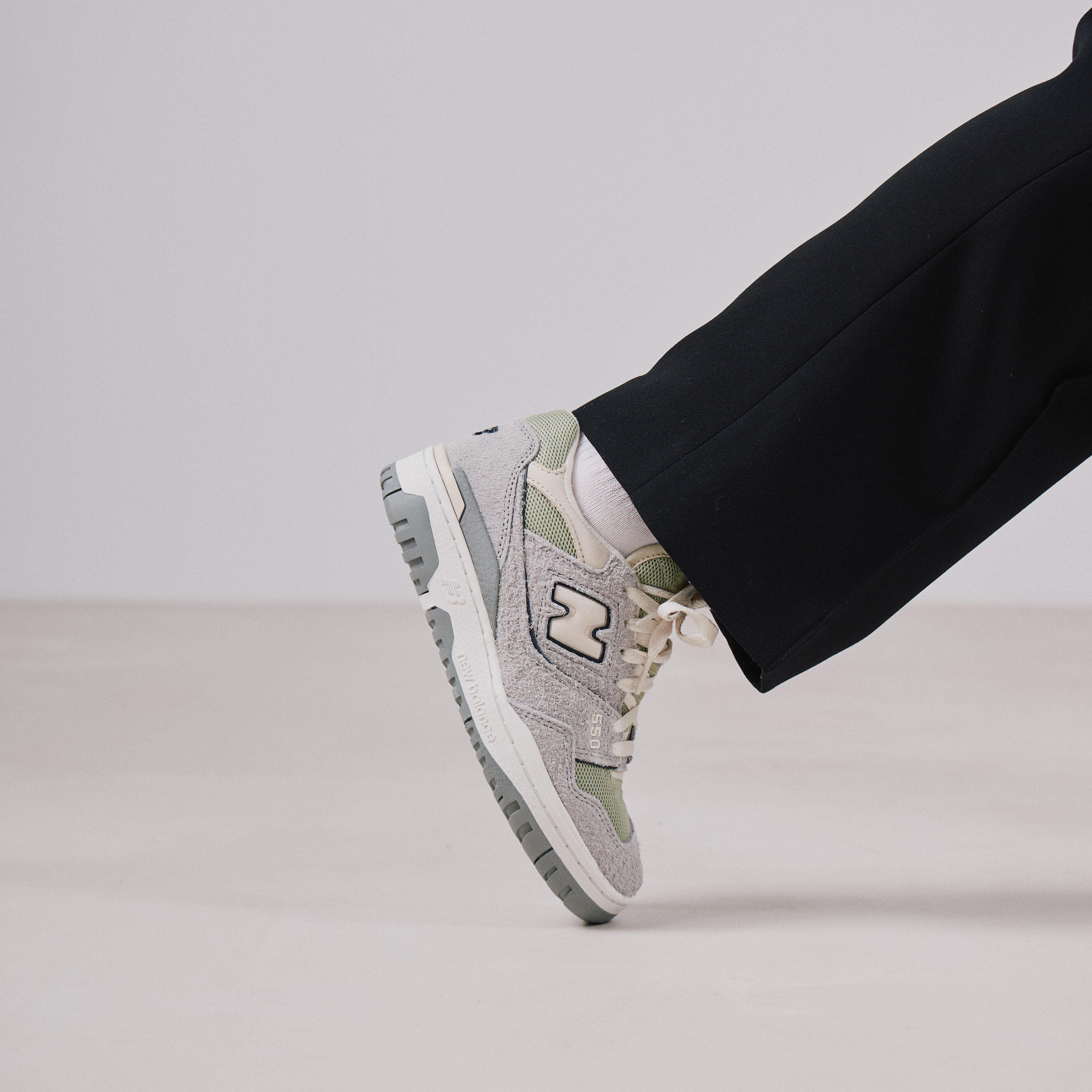 NEW BALANCE 550 GREY DAY GRIS VERT SNEAKERS FEMME LACETS Courir