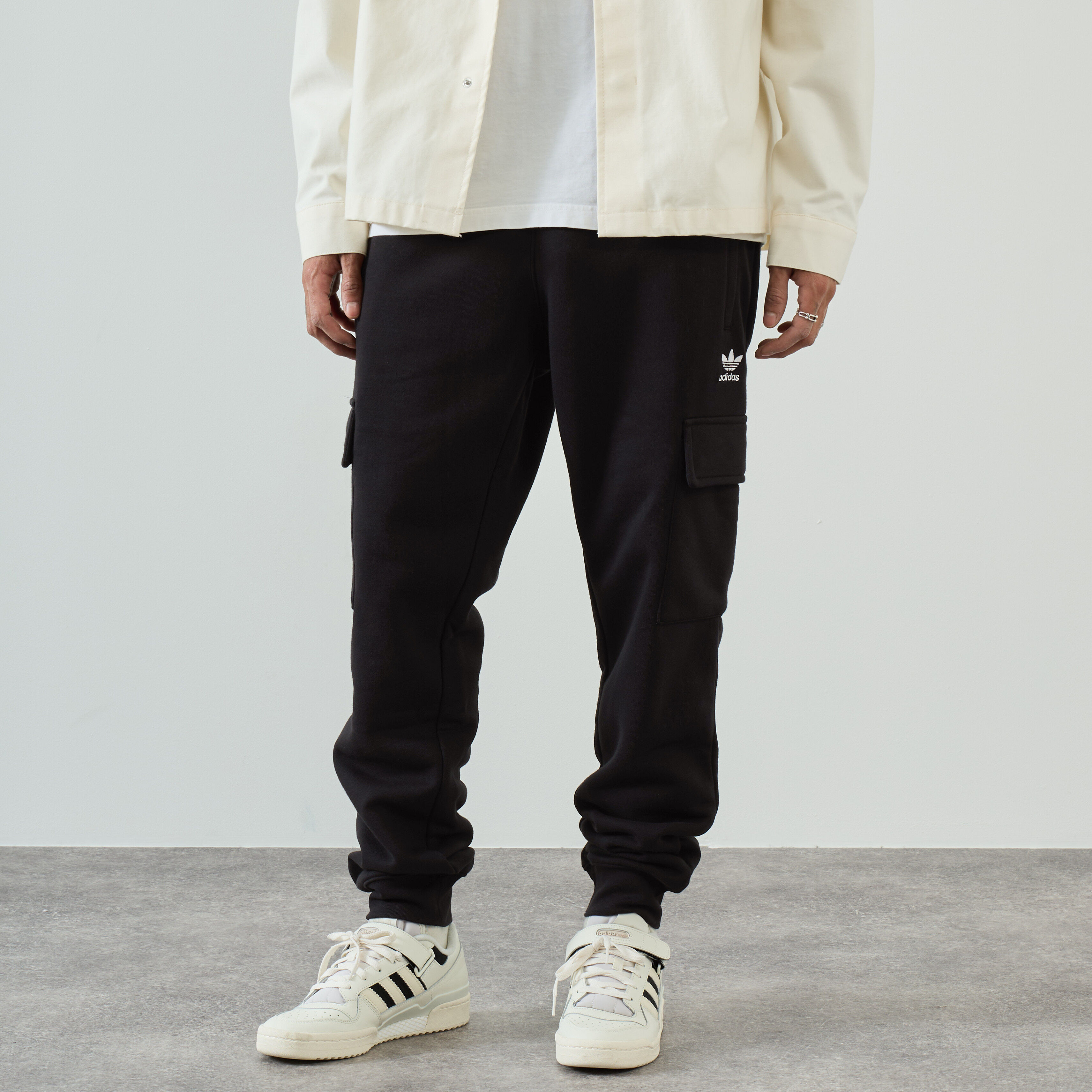 ADIDAS ORIGINALS PANT JOGGER CARGO TREFOIL ESSENTIAL NOIR PANTALON HOMME Courir