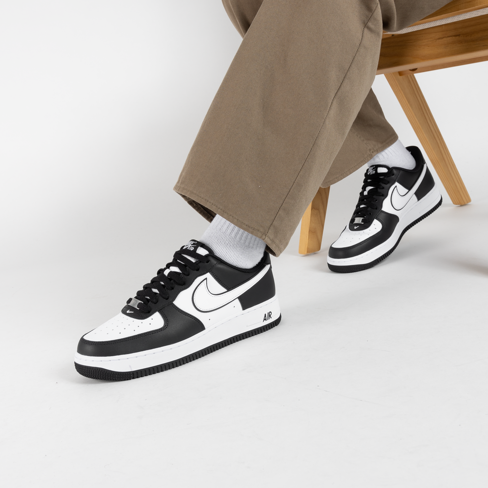 NIKE AIR FORCE 1 LOW PANDA SNEAKERS HOMME BLANC NOIR LACETS Courir
