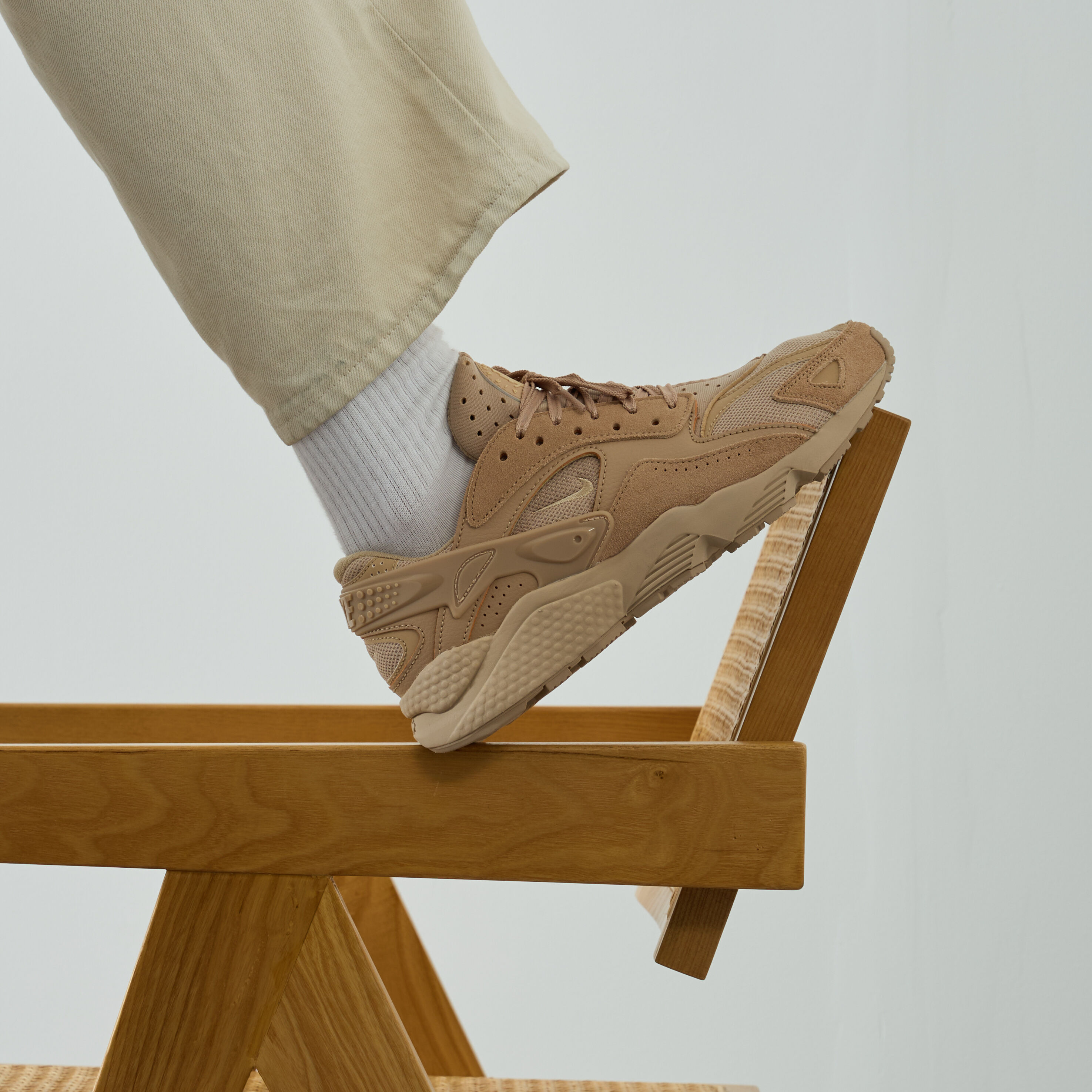 NIKE AIR HUARACHE RUNNER BEIGE SNEAKERS MEN Courir