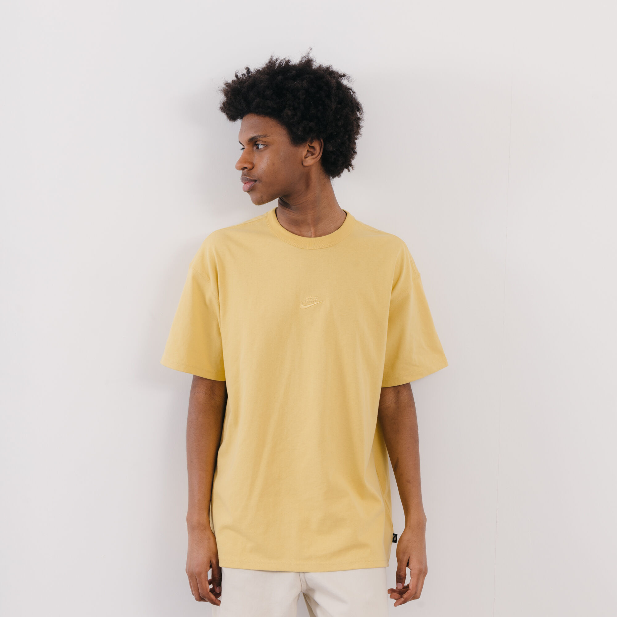 NIKE TEE SHIRT PREMIUM ESSENTIALS JAUNE TEE SHIRT