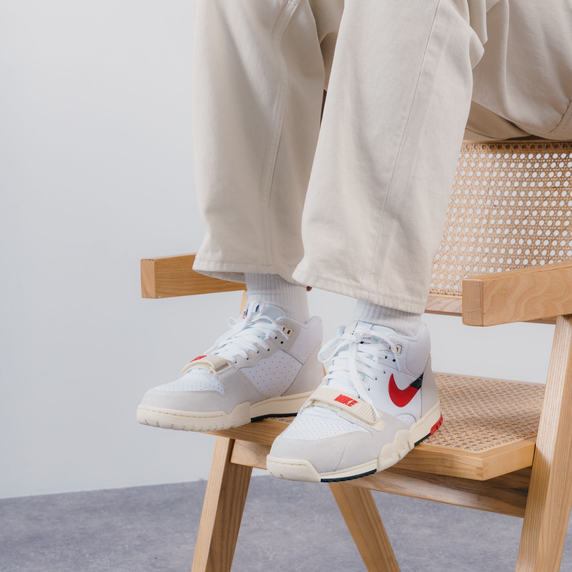 NIKE AIR TRAINER 1 SNEAKERS HOMME BLANC ROUGE SCRATCH Courir