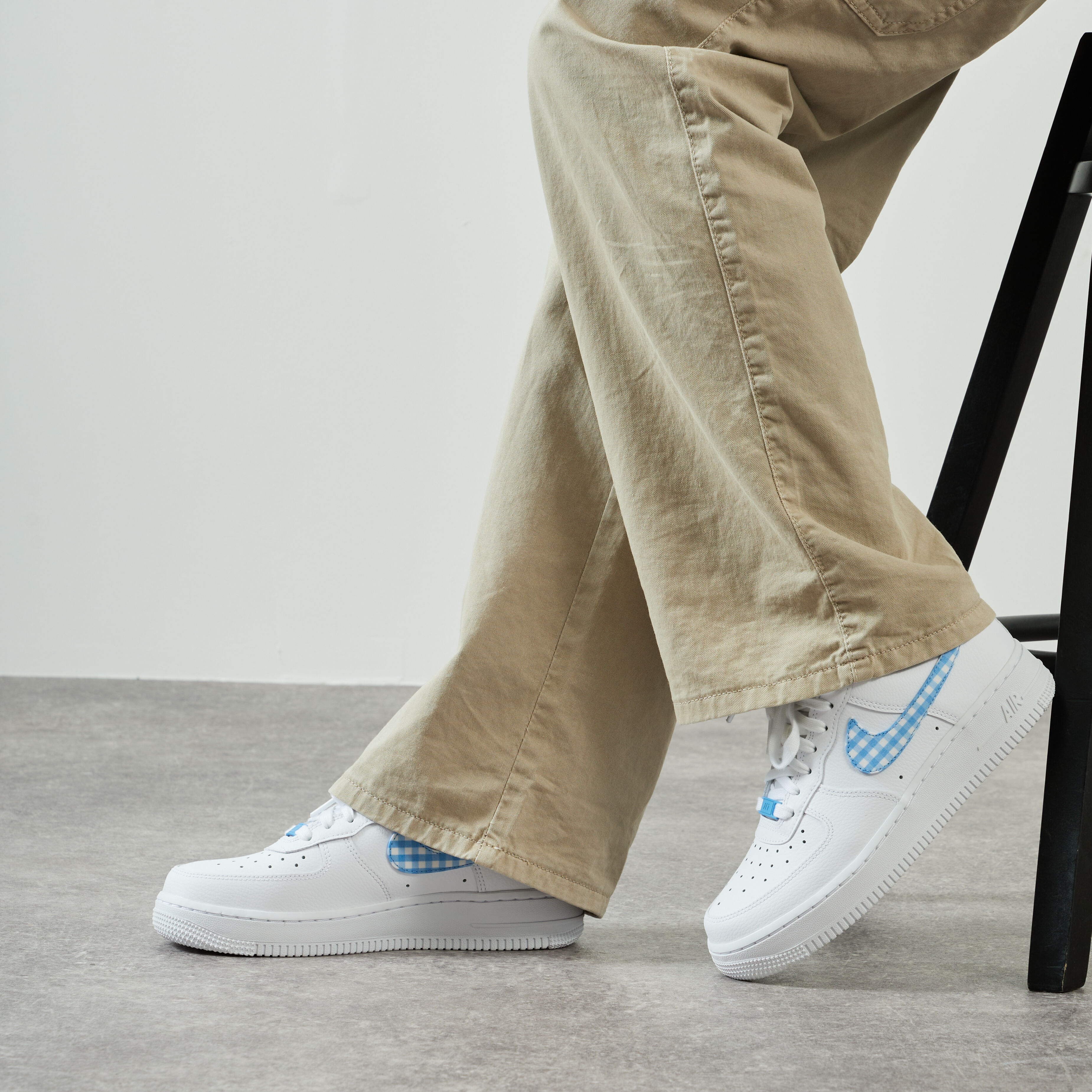 NIKE AIR FORCE 1 LOW VICHY WHITE BLUE SNEAKERS WOMEN Courir