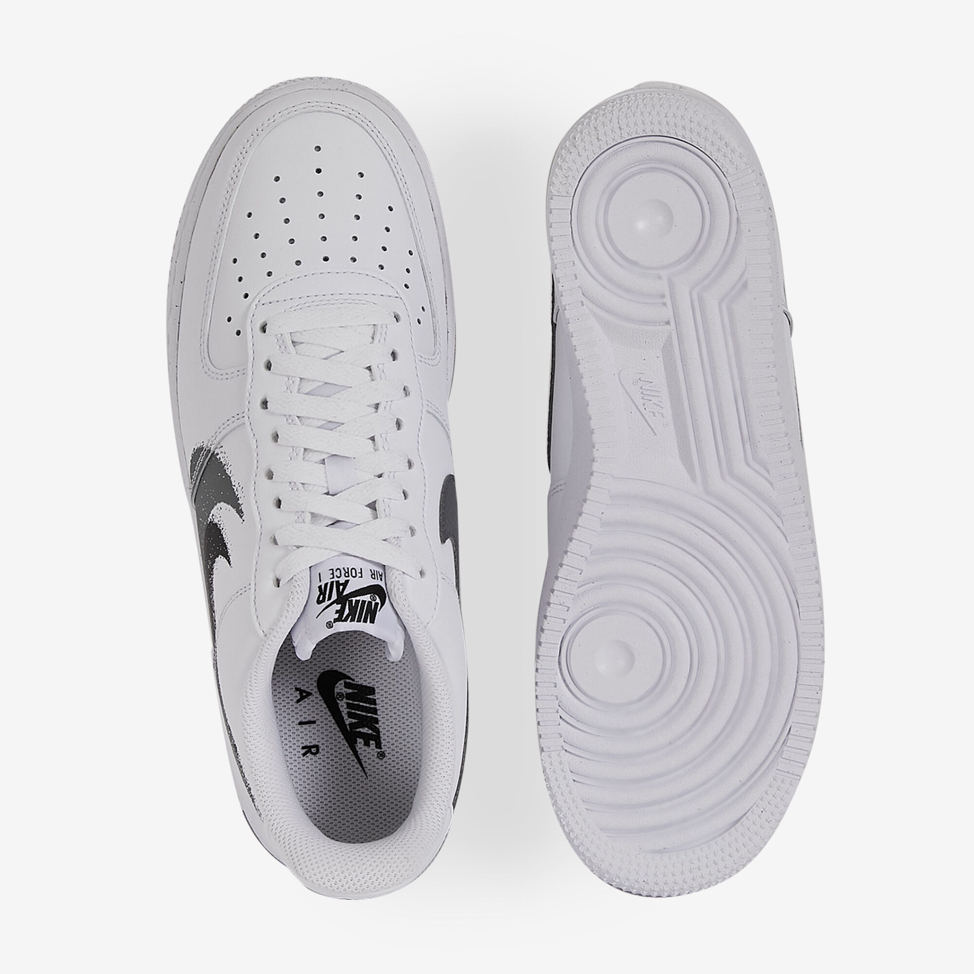 NIKE AIR FORCE 1 LOW SPRAY PAINT BLANC NOIR SNEAKERS HOMME