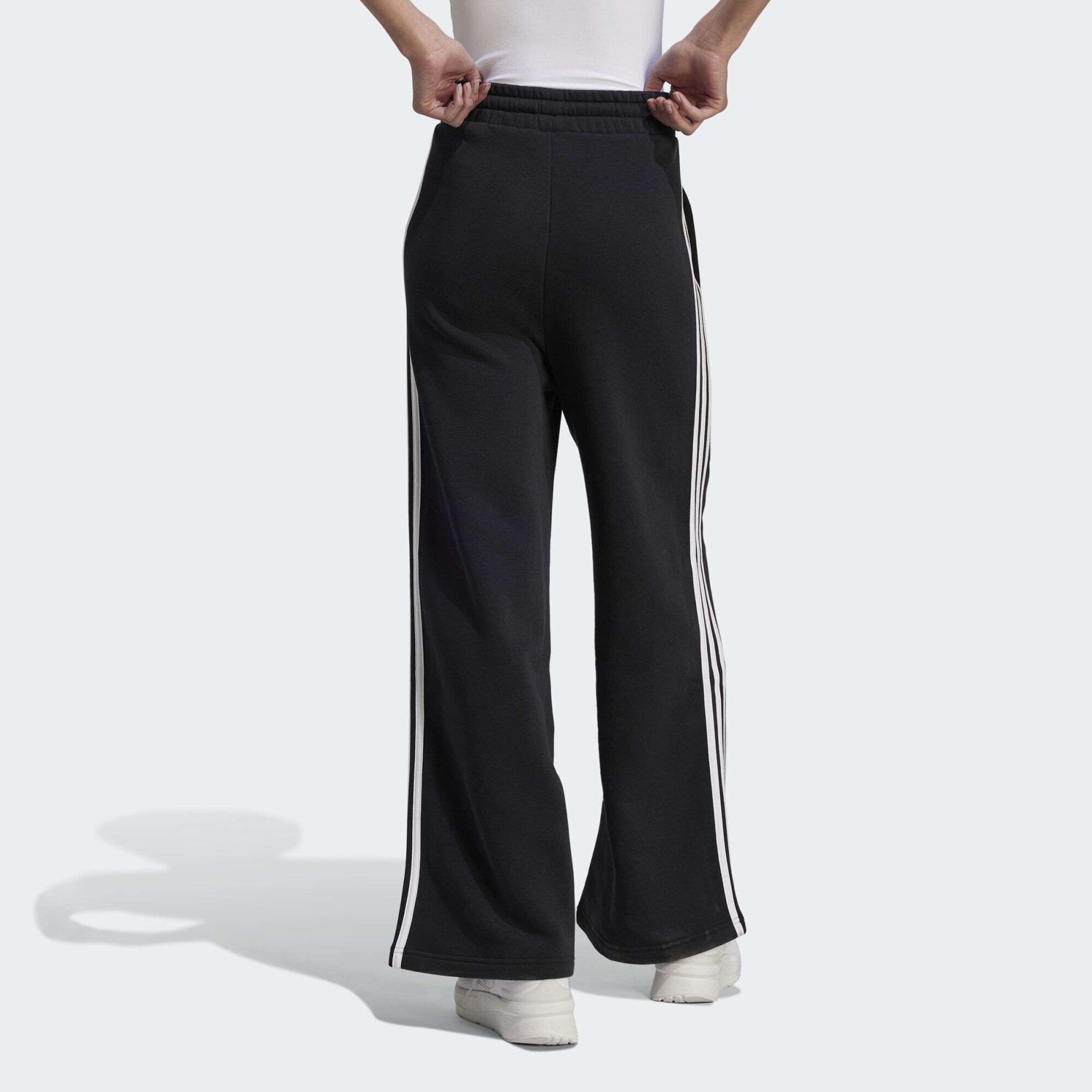 ADIDAS SPORTSWEAR Pantalon large en molleton Essentials 3 Stripes PANTALON FEMME Black White Courir