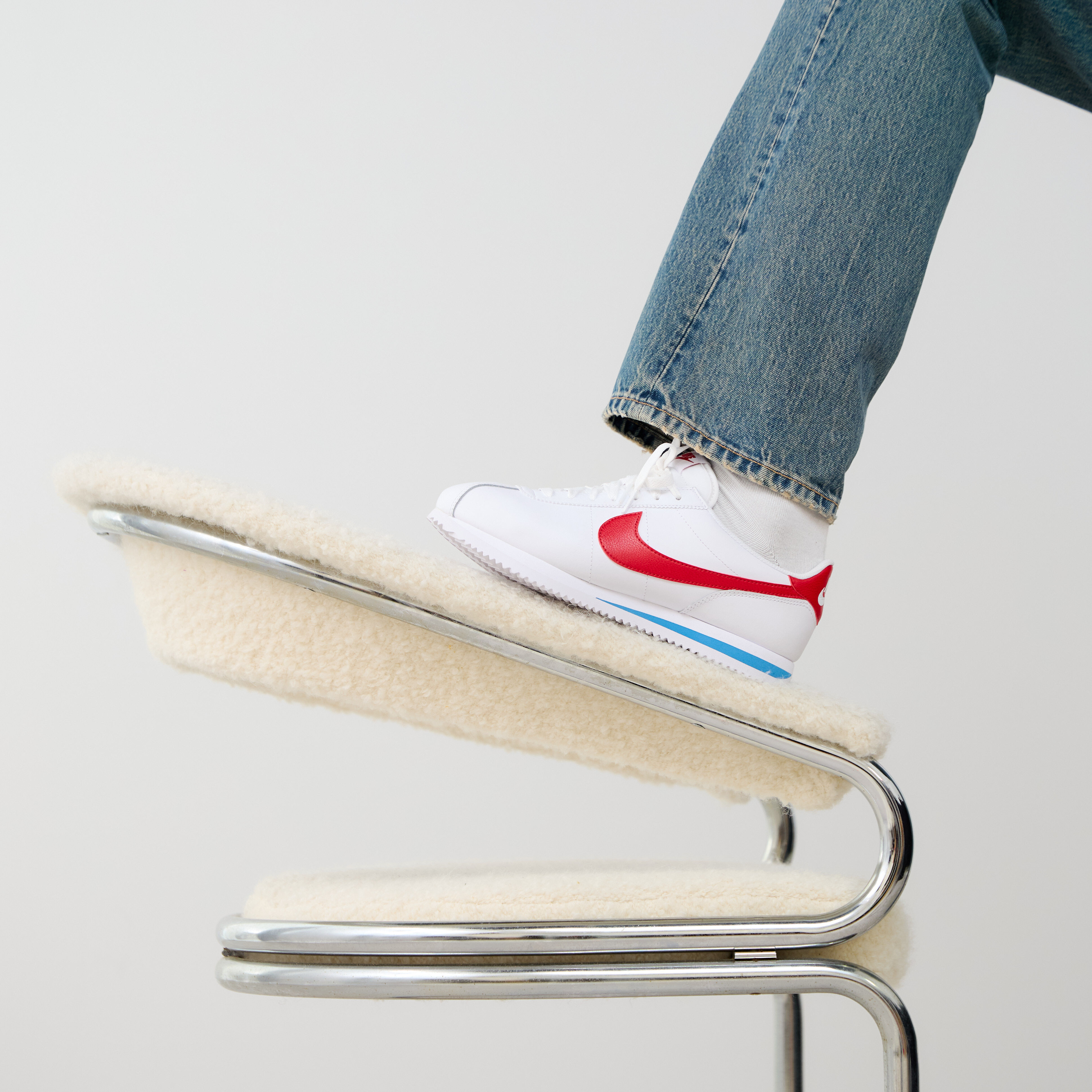 white nike cortez outfit