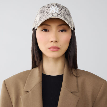 NEW ERA 9FORTY WOMEN NY SNAKE AOP GRIS FEMME