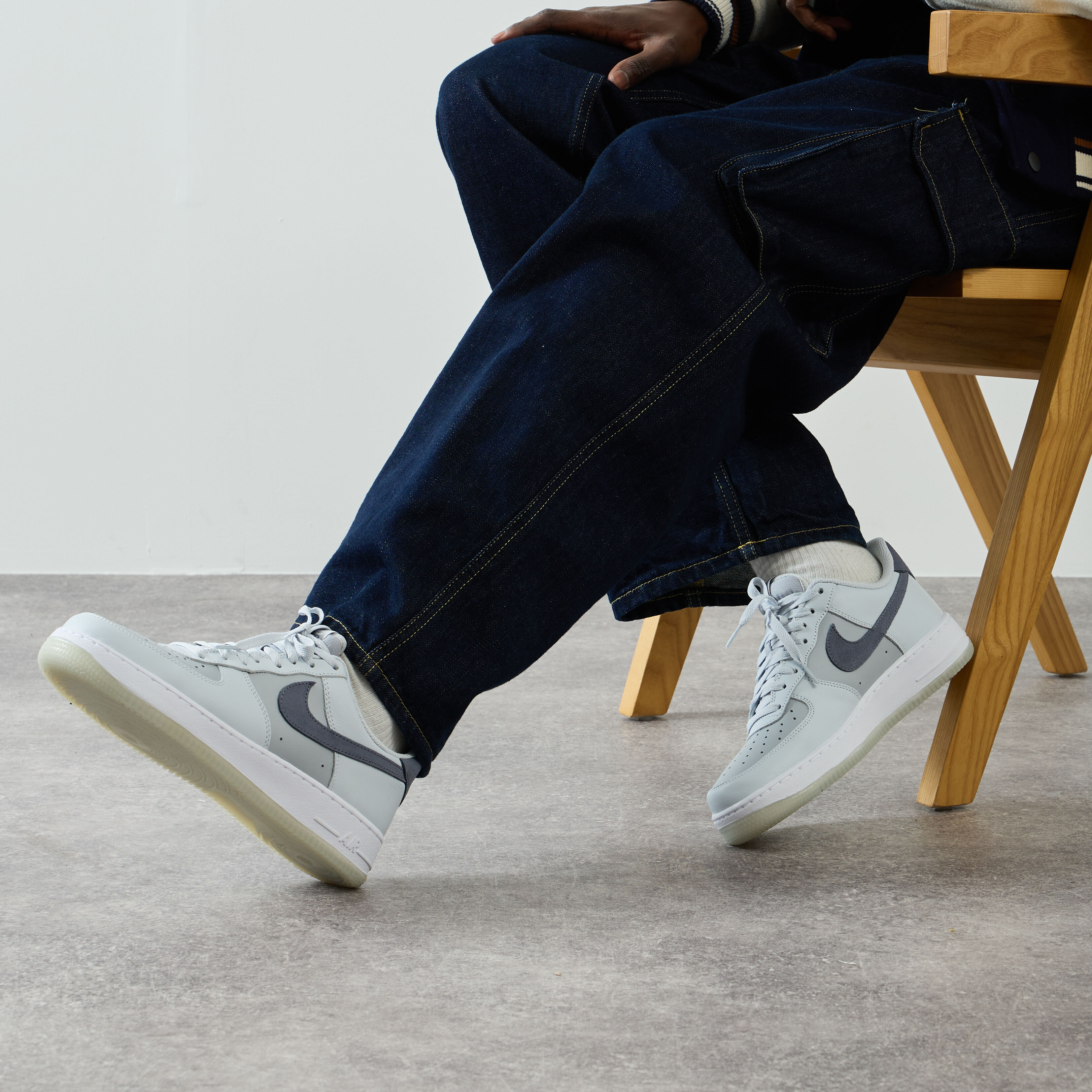 NIKE AIR FORCE 1 LOW SNEAKERS HOMME GRIS LACETS Courir