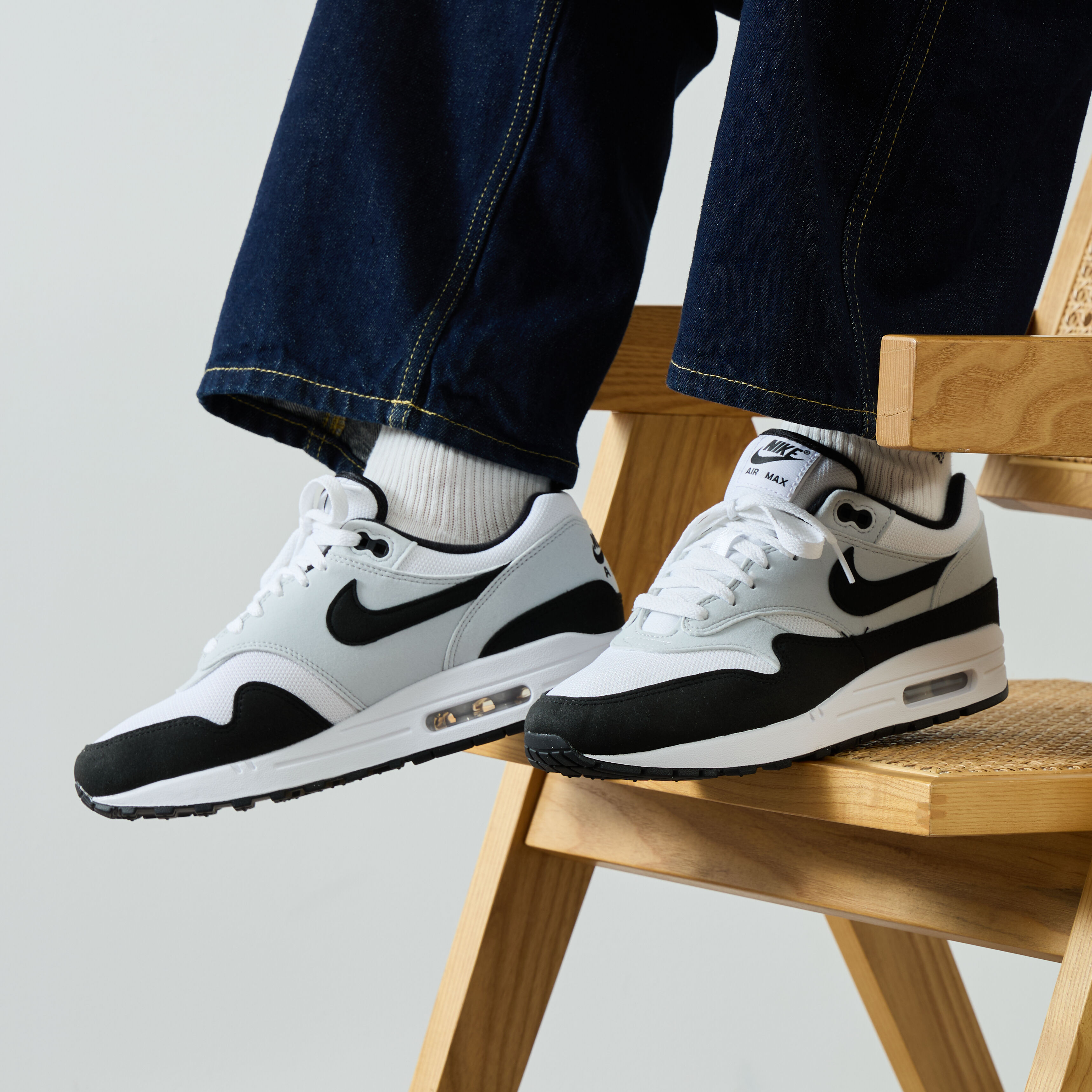 NIKE AIR MAX 1 SNEAKERS HOMME BLANC NOIR LACETS Courir