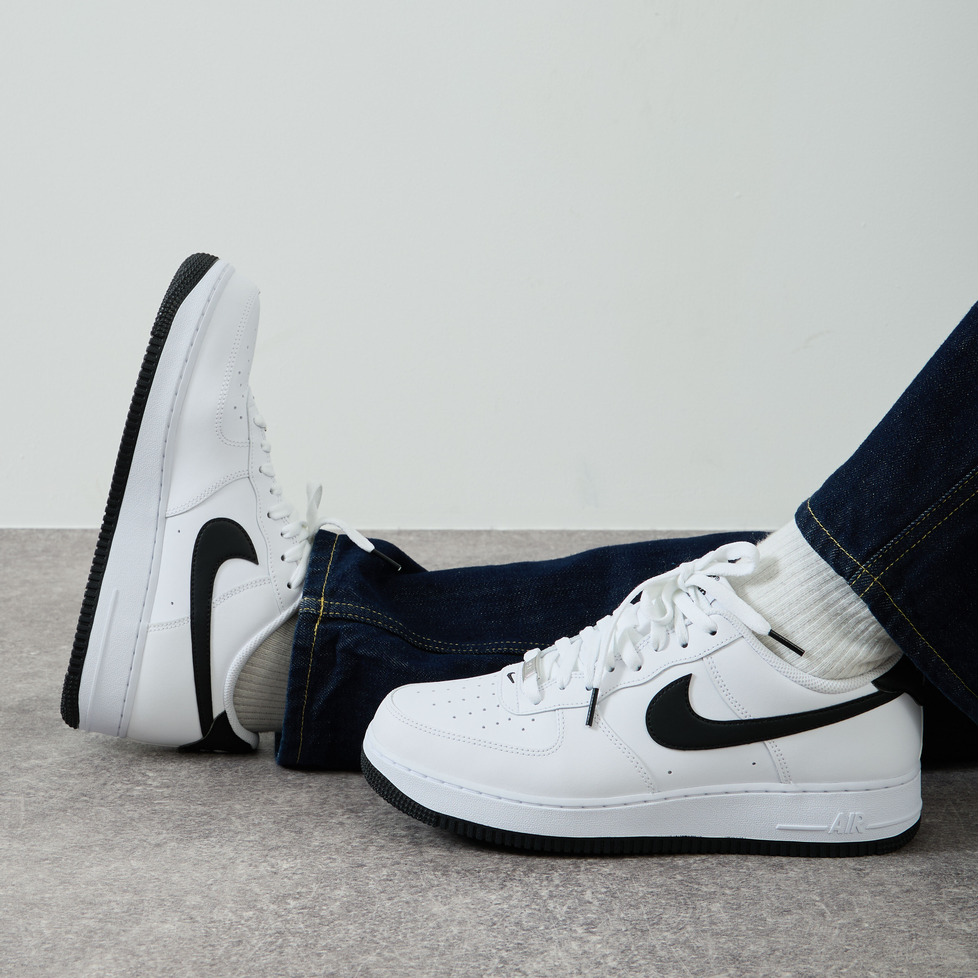 NIKE AIR FORCE 1 LOW SNEAKERS HOMME BLANC NOIR LACETS Courir