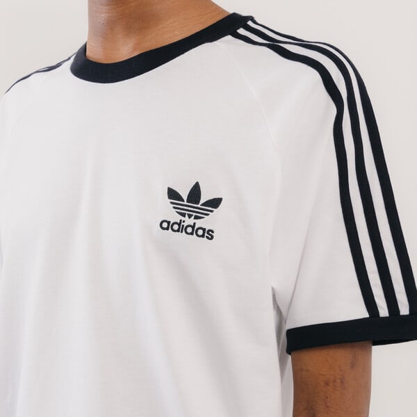Le t-shirt liséré trois bandes, Adidas Originals, T-shirts à Logos et  Typos pour Homme