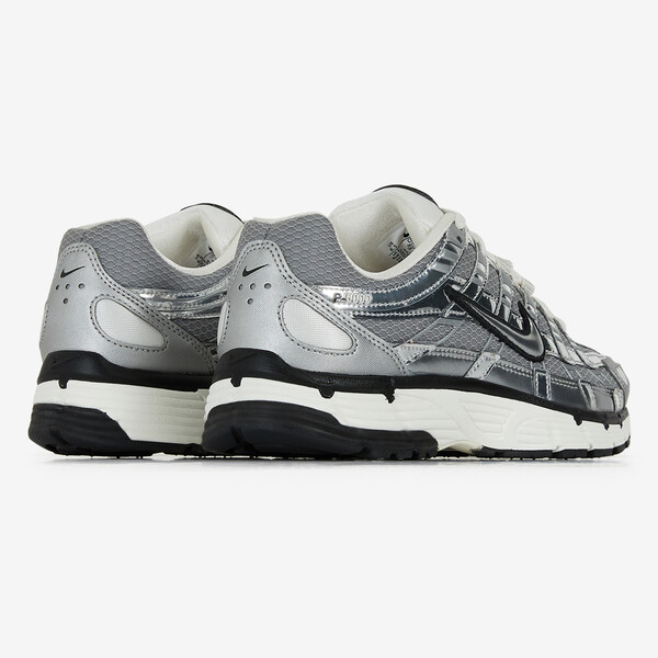 NIKE P-6000 CHROME SNEAKERS FEMME ARGENT LACETS