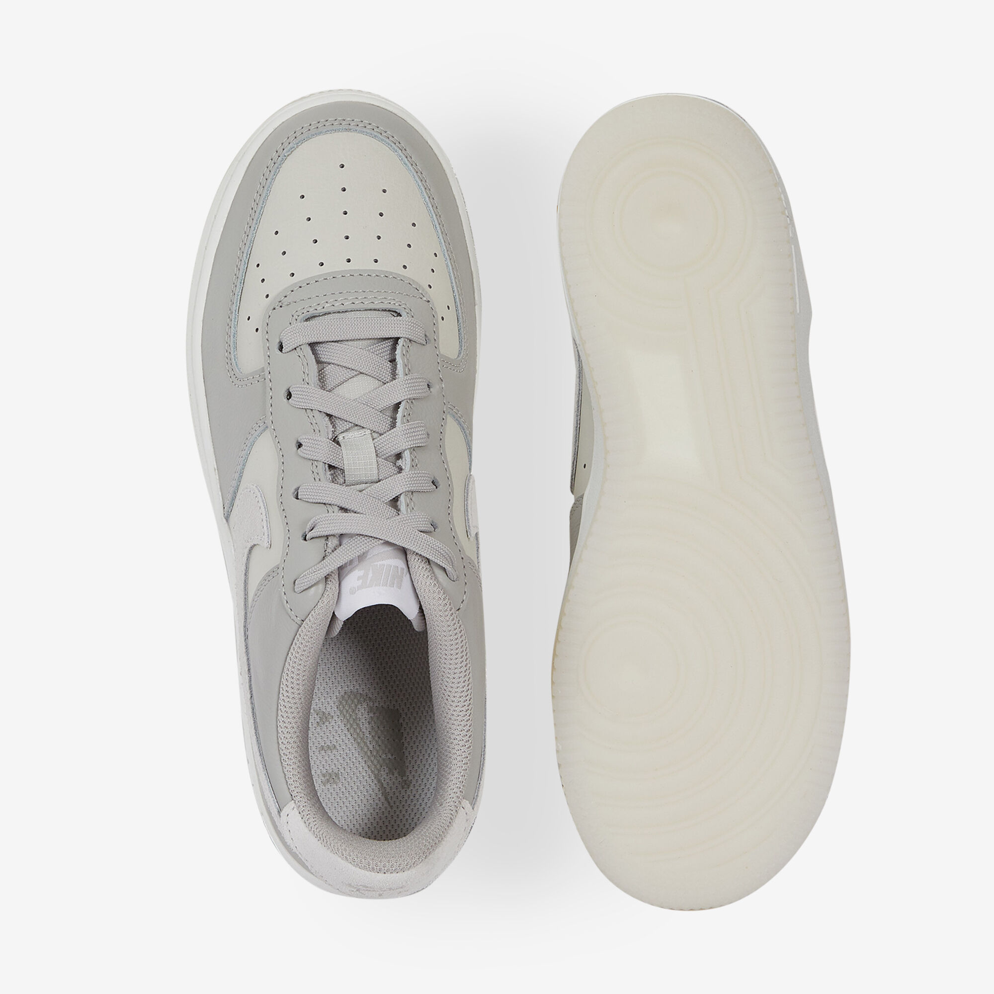 NIKE AIR FORCE 1 LOW SNEAKERS ENFANT GRIS BLANC LACETS Courir