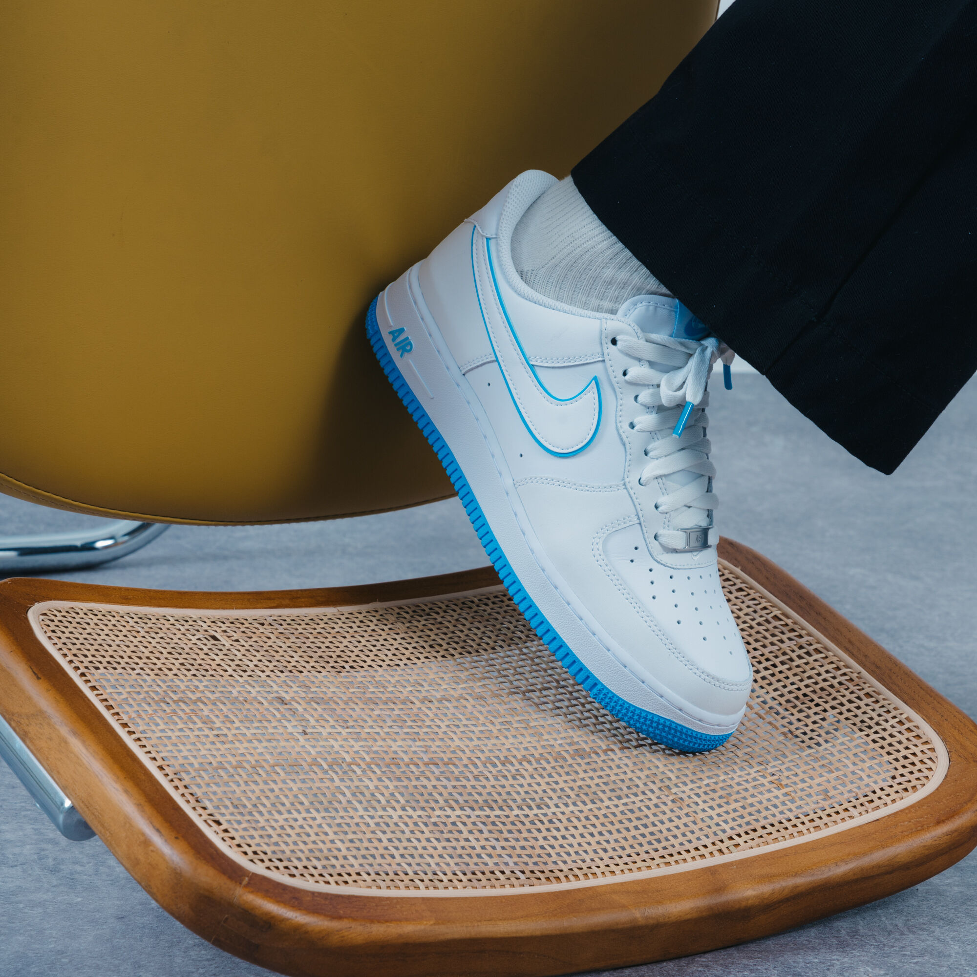 NIKE AIR FORCE 1 LOW WHITE BLUE SNEAKERS MEN Courir