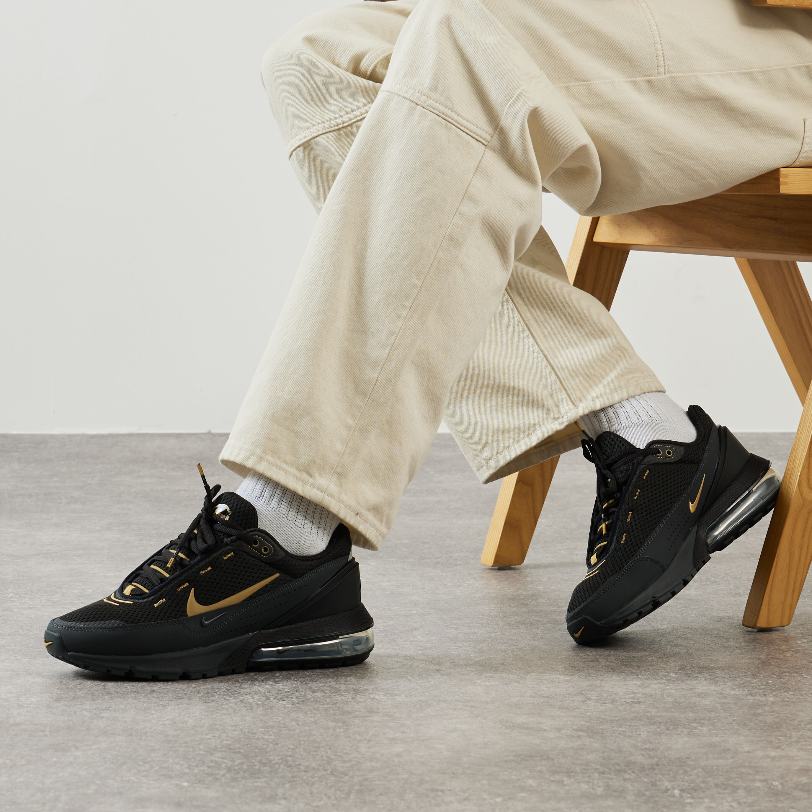 Black and gold air discount max plus on feet