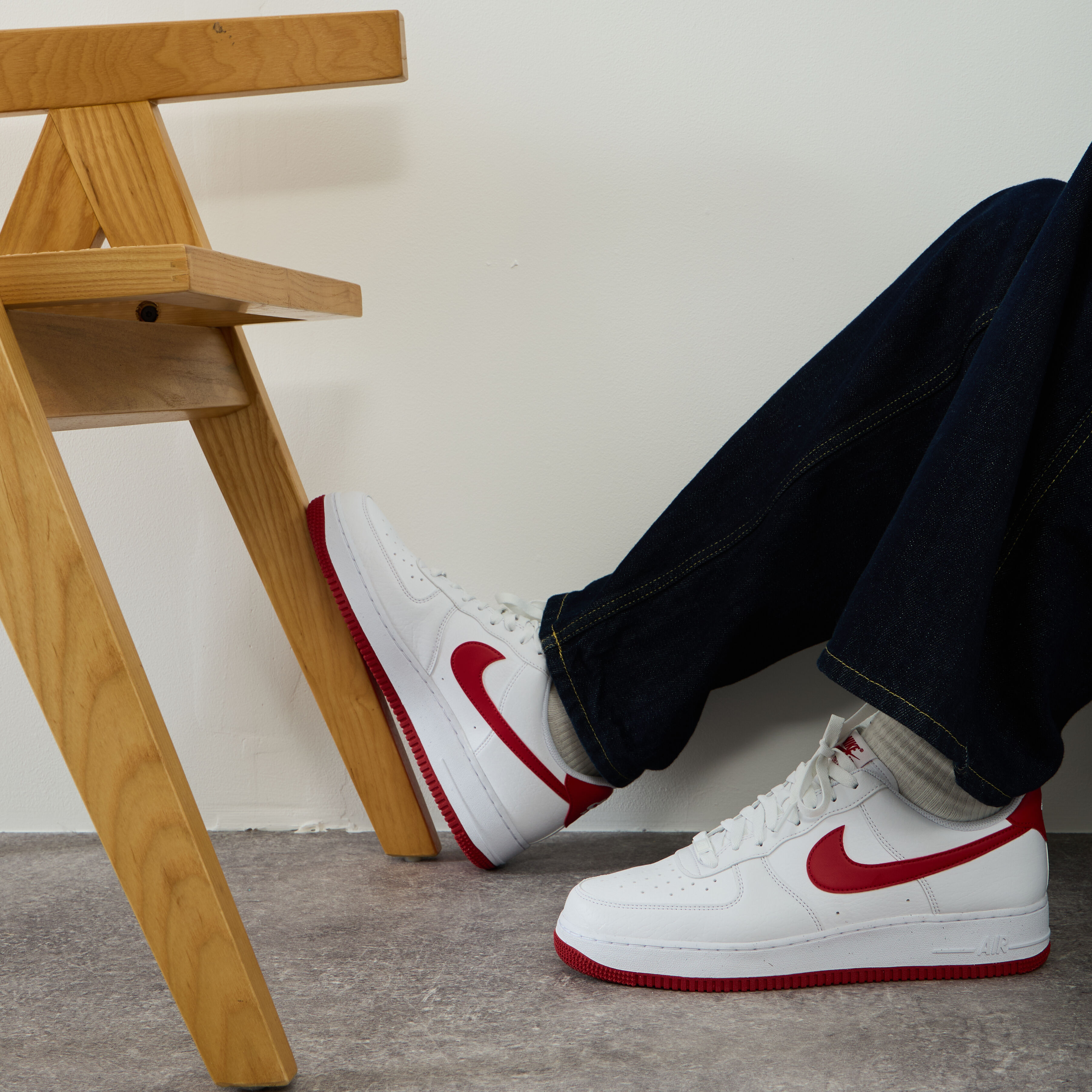 NIKE AIR FORCE 1 LOW SNEAKERS HOMME BLANC ROUGE LACETS Courir