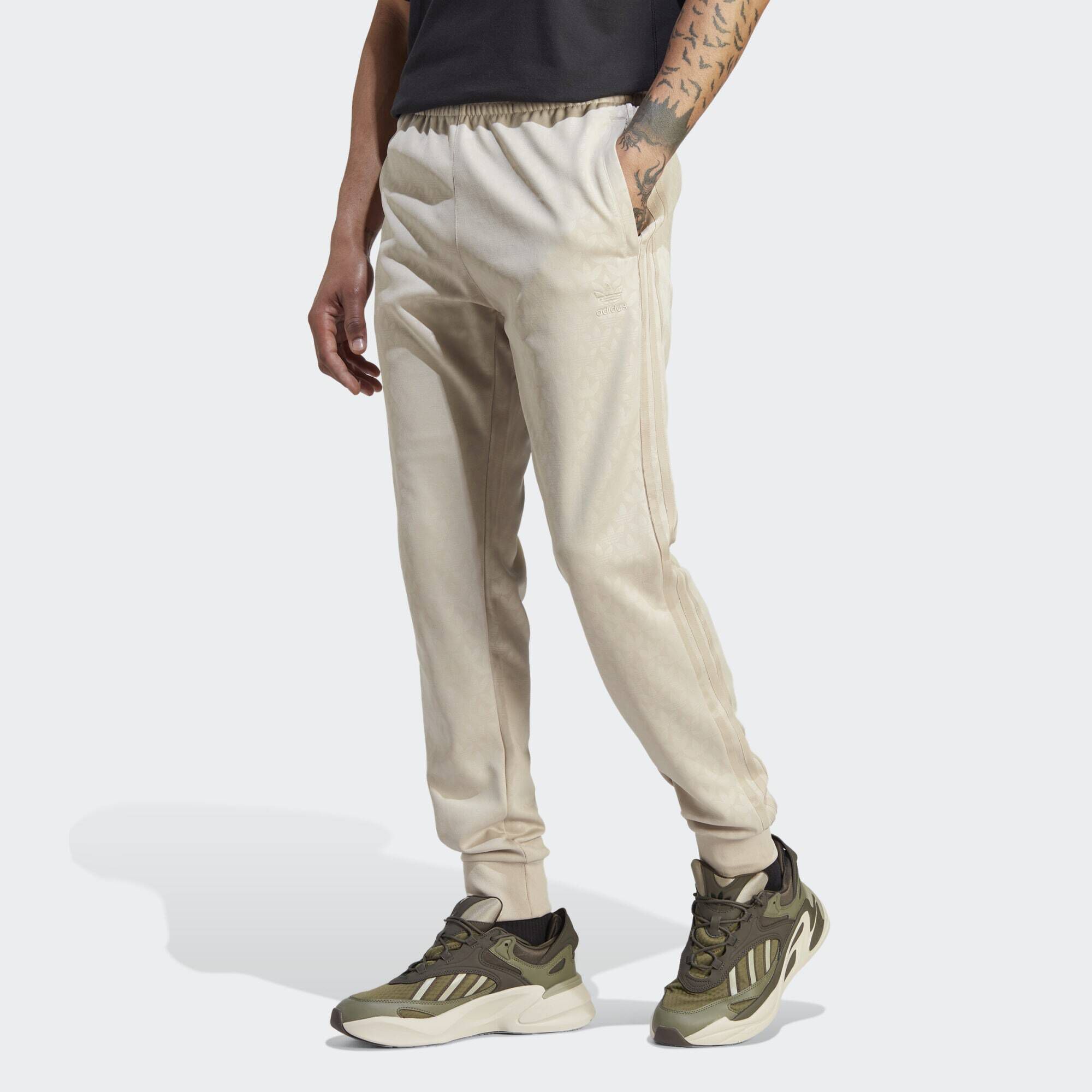 Khaki top adidas bottoms