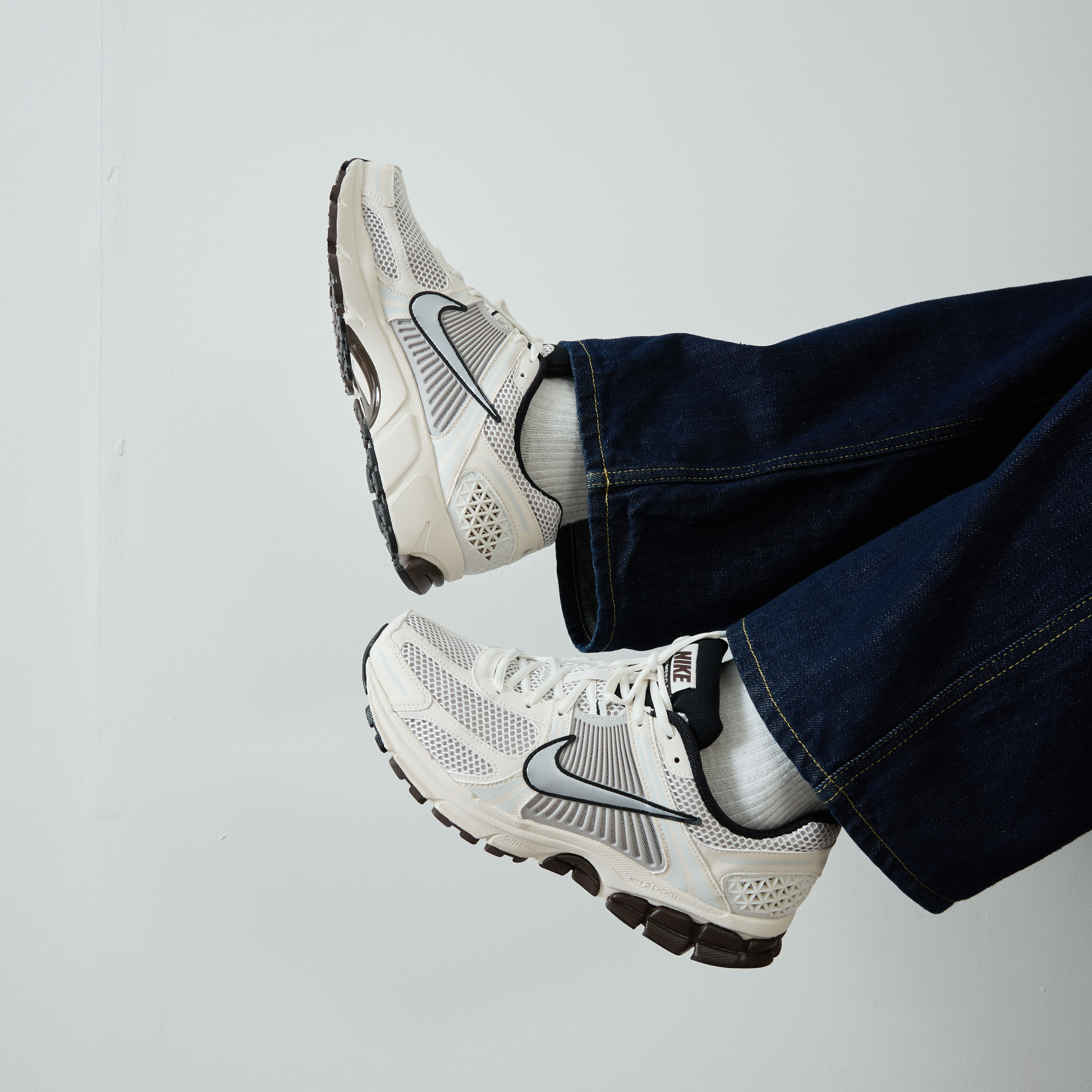 NIKE ZOOM VOMERO 5 BLANC/NOIR SNEAKERS HOMME LACETS