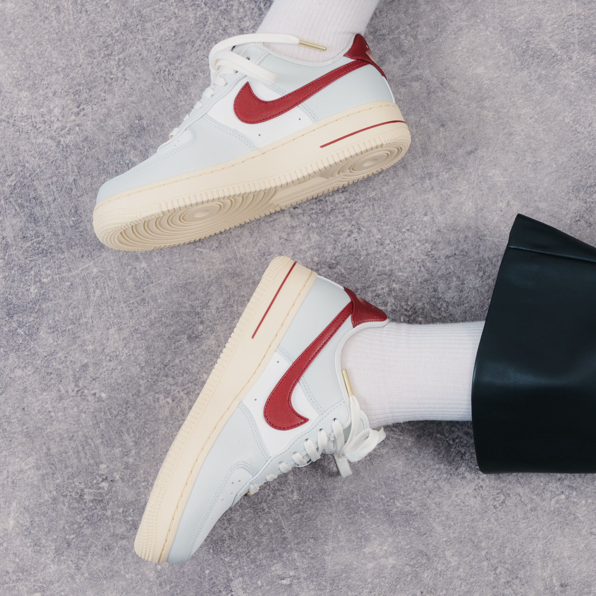 NIKE AIR FORCE 1 LOW BLEU CIEL BORDEAUX SNEAKERS FEMME LACETS Courir