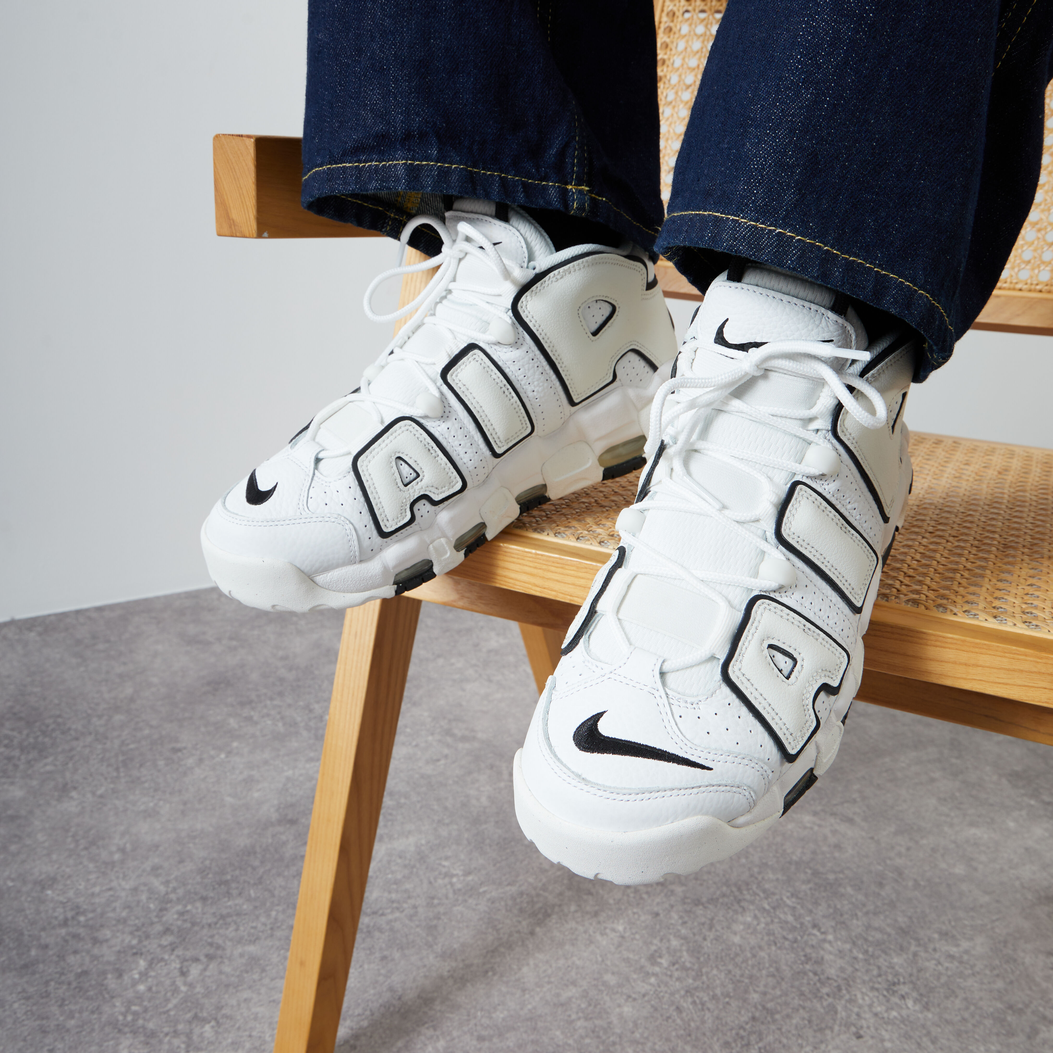 NIKE AIR MORE UPTEMPO 96 SNEAKERS HOMME BLANC NOIR LACETS Courir