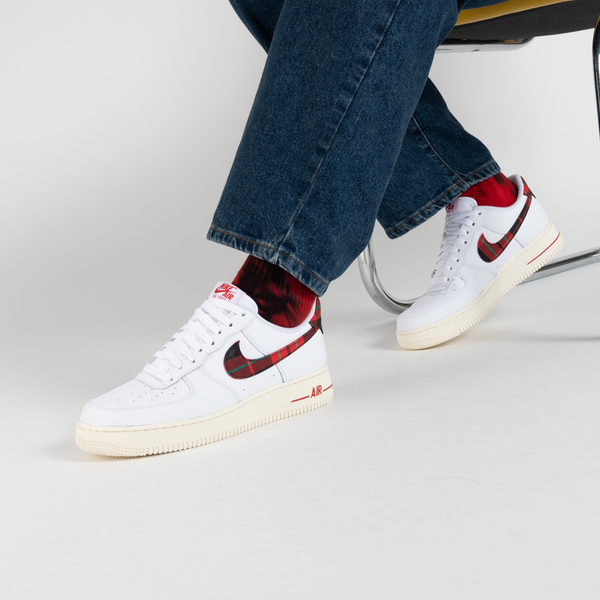 NIKE AIR FORCE 1 LOW TARTAN BLANC ROUGE SNEAKERS HOMME Courir