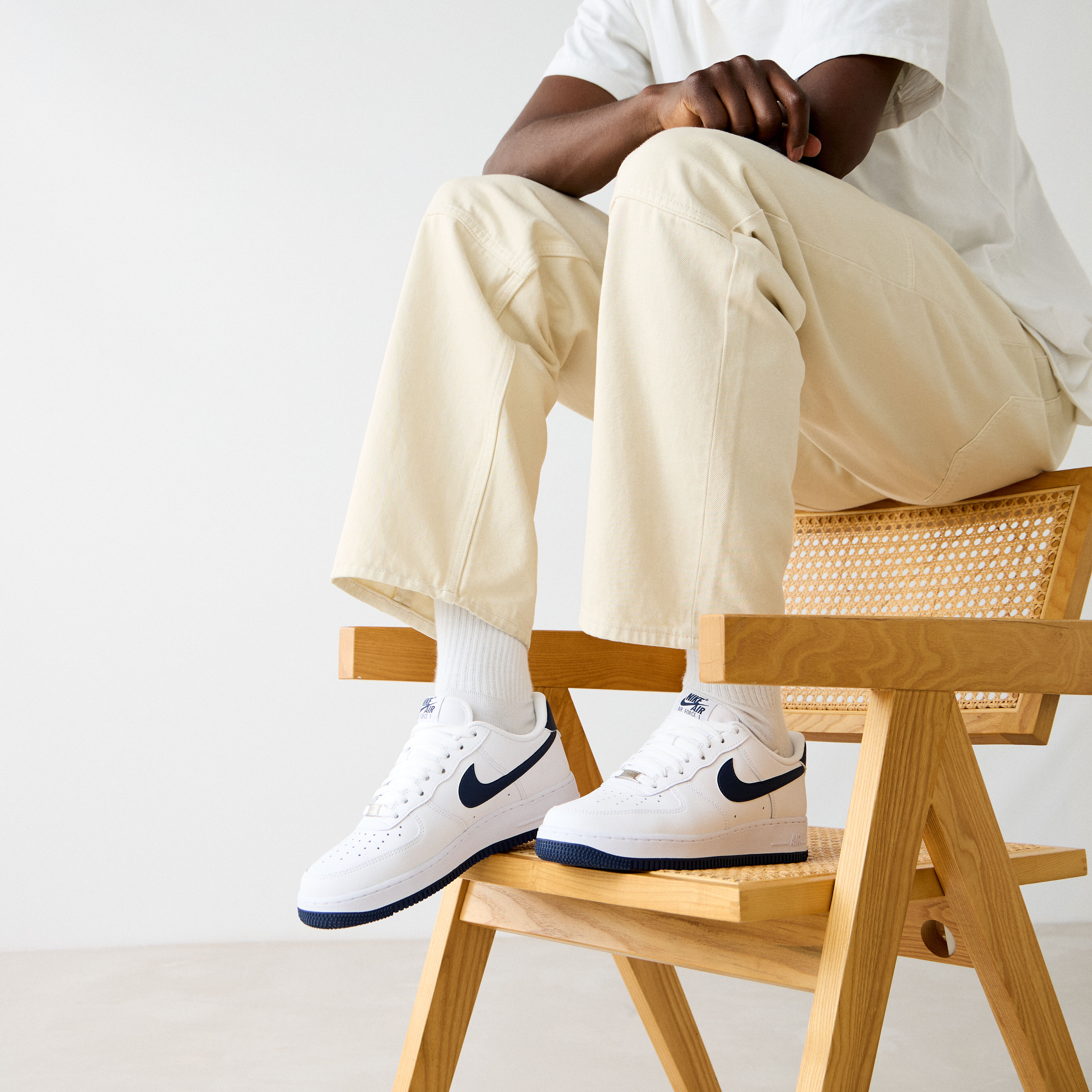 NIKE AIR FORCE 1 LOW SNEAKERS HOMME BLANC MARINE LACETS Courir