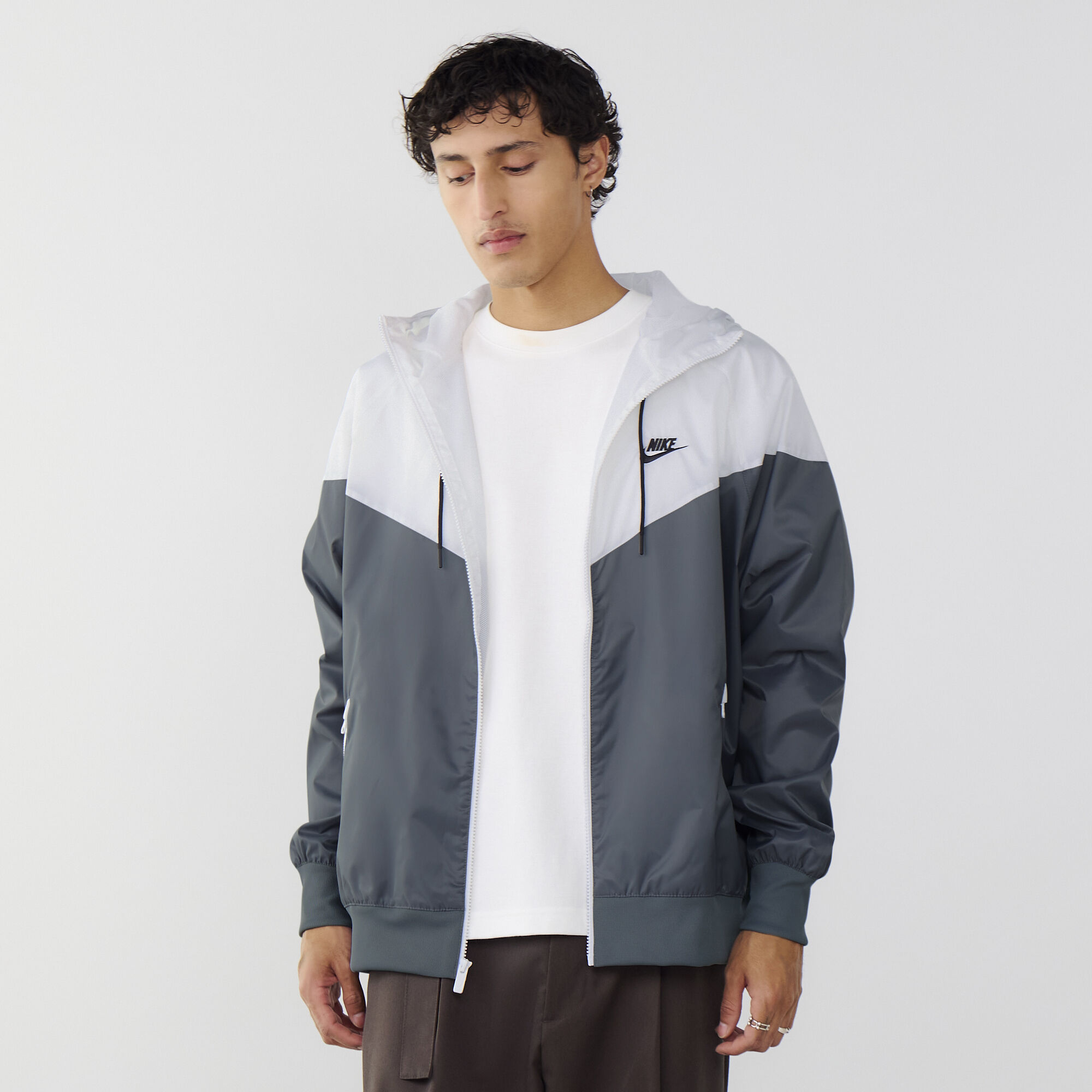 NIKE WINDRUNNER HERITAGE JKT GRIS BLANC BLOUSON HOMME Courir
