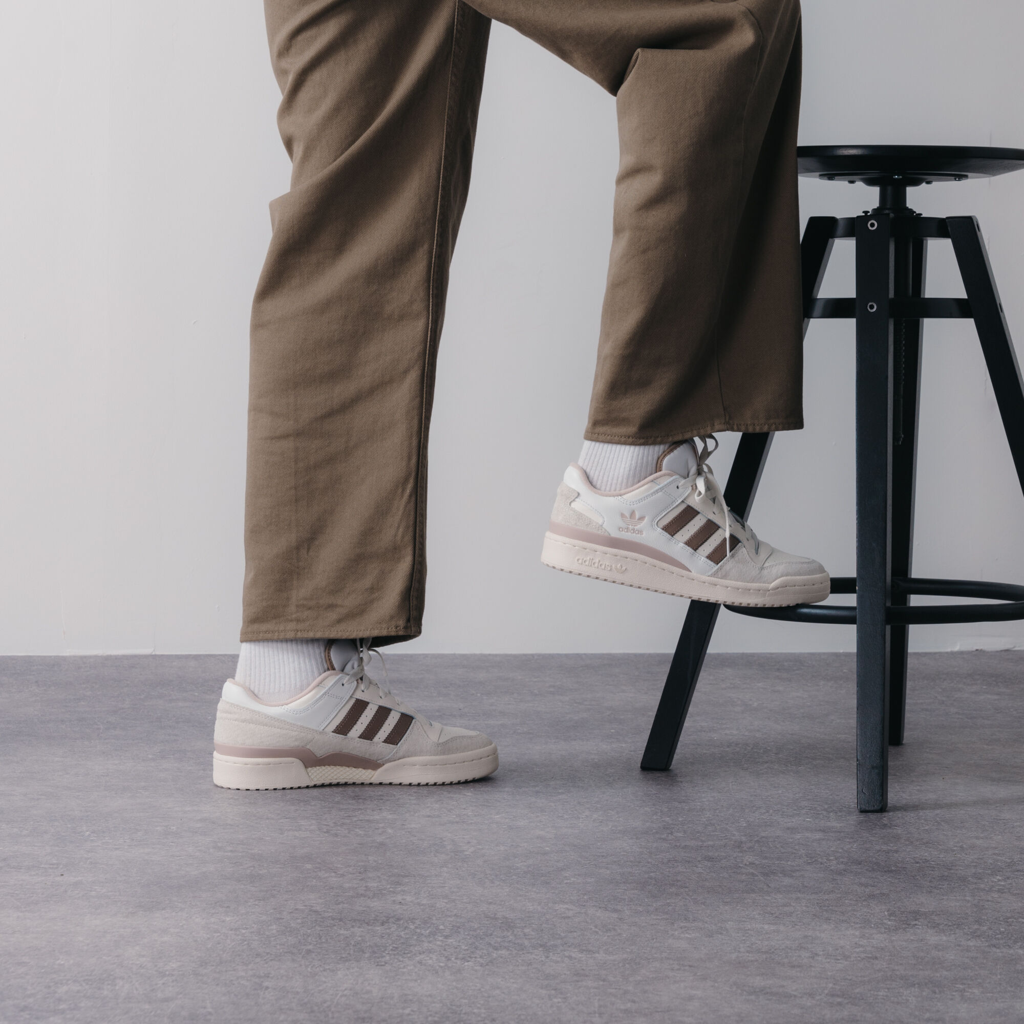 ADIDAS ORIGINALS FORUM LOW CL WHITE BROWN SNEAKERS MEN Courir
