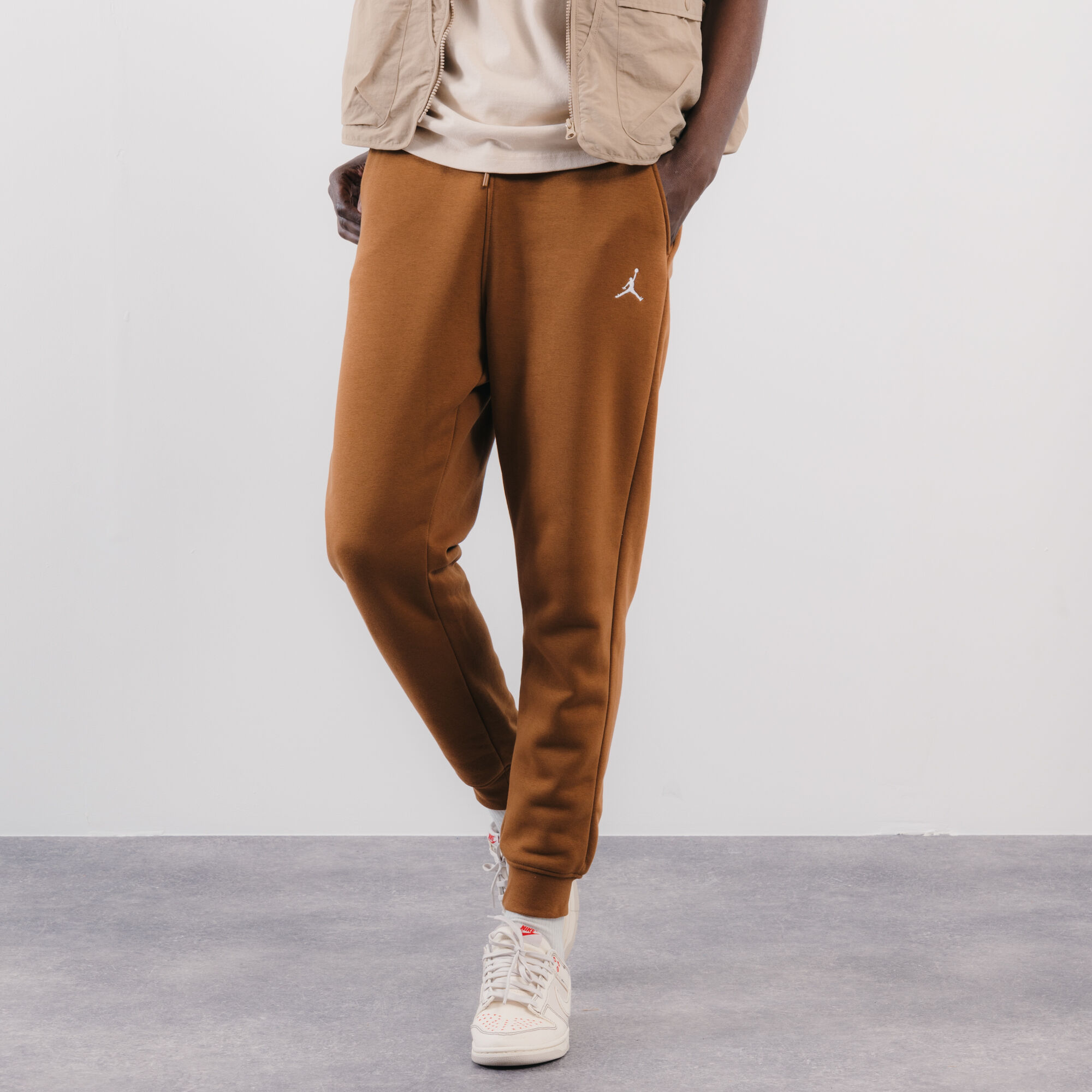 JORDAN ESSENTIAL JOGGERS BROWN TROUSERS MEN Courir