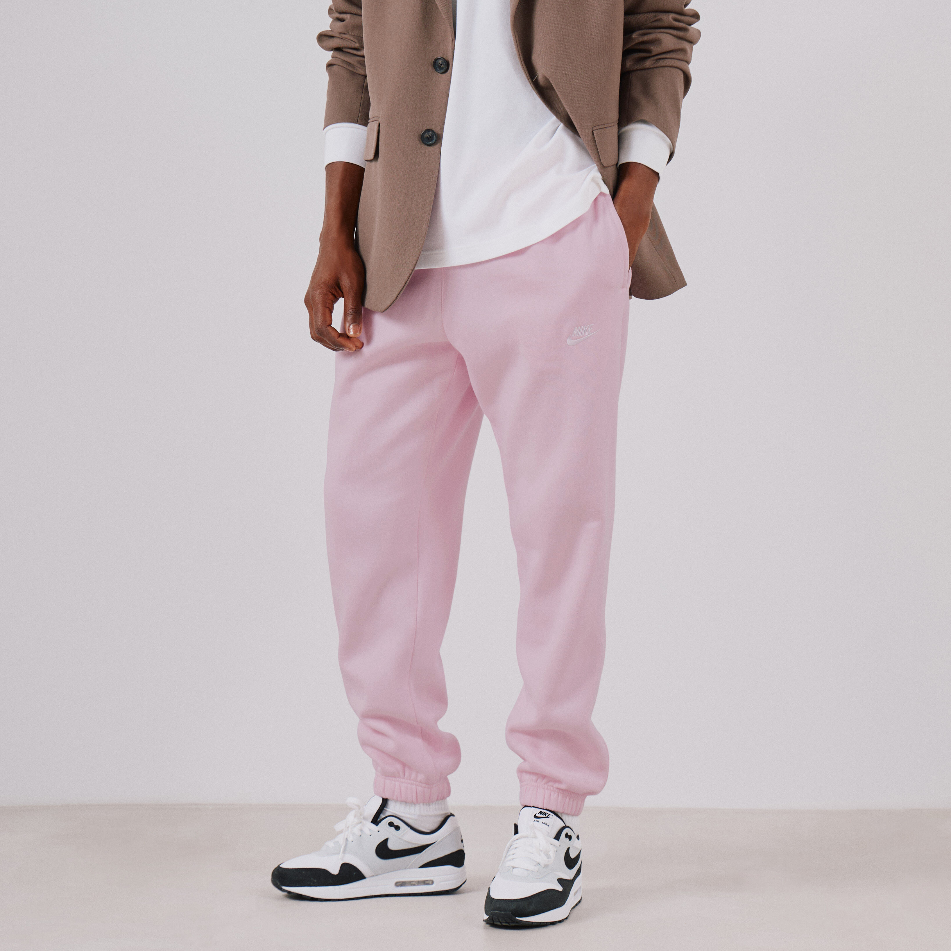 NIKE PANT JOGGER CLUB FLEECE PANTALON HOMME ROSE BLANC Courir