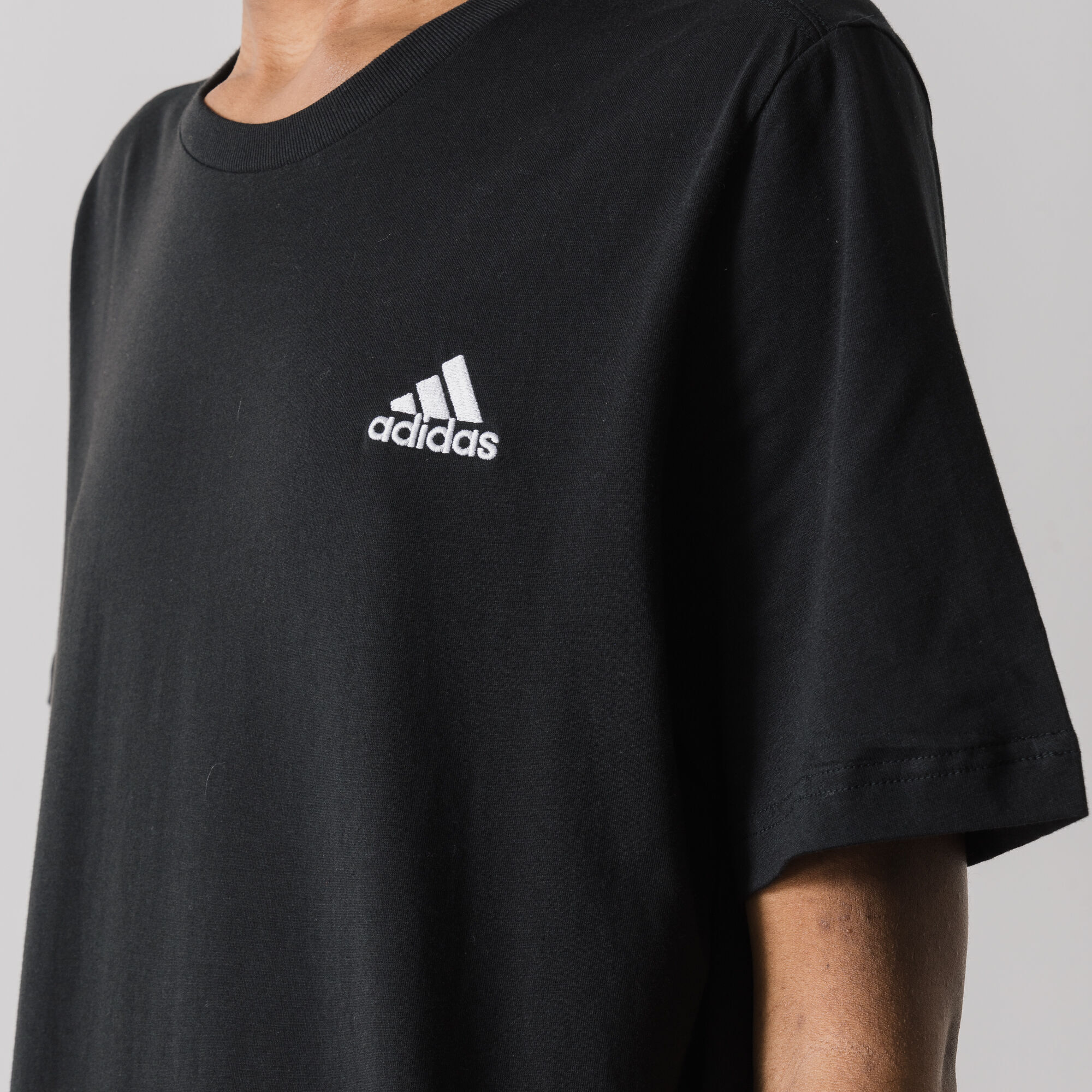 ADIDAS ORIGINALS TEE SHIRT SPORTWEAR ESSENTIAL TEE SHIRT HOMME NOIR Courir