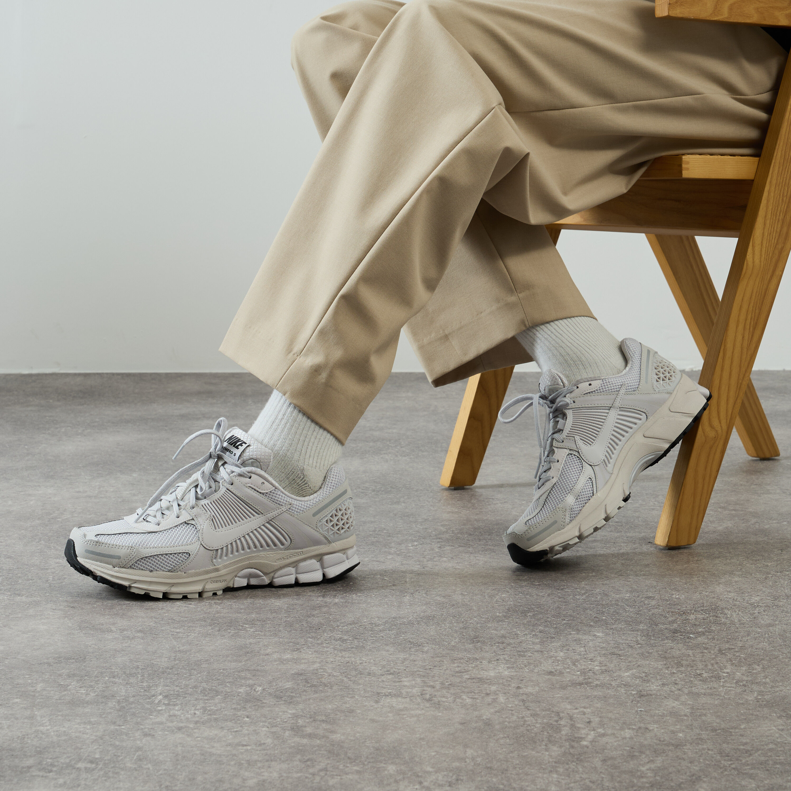 NIKE ZOOM VOMERO 5 WHITE SNEAKERS MEN Courir