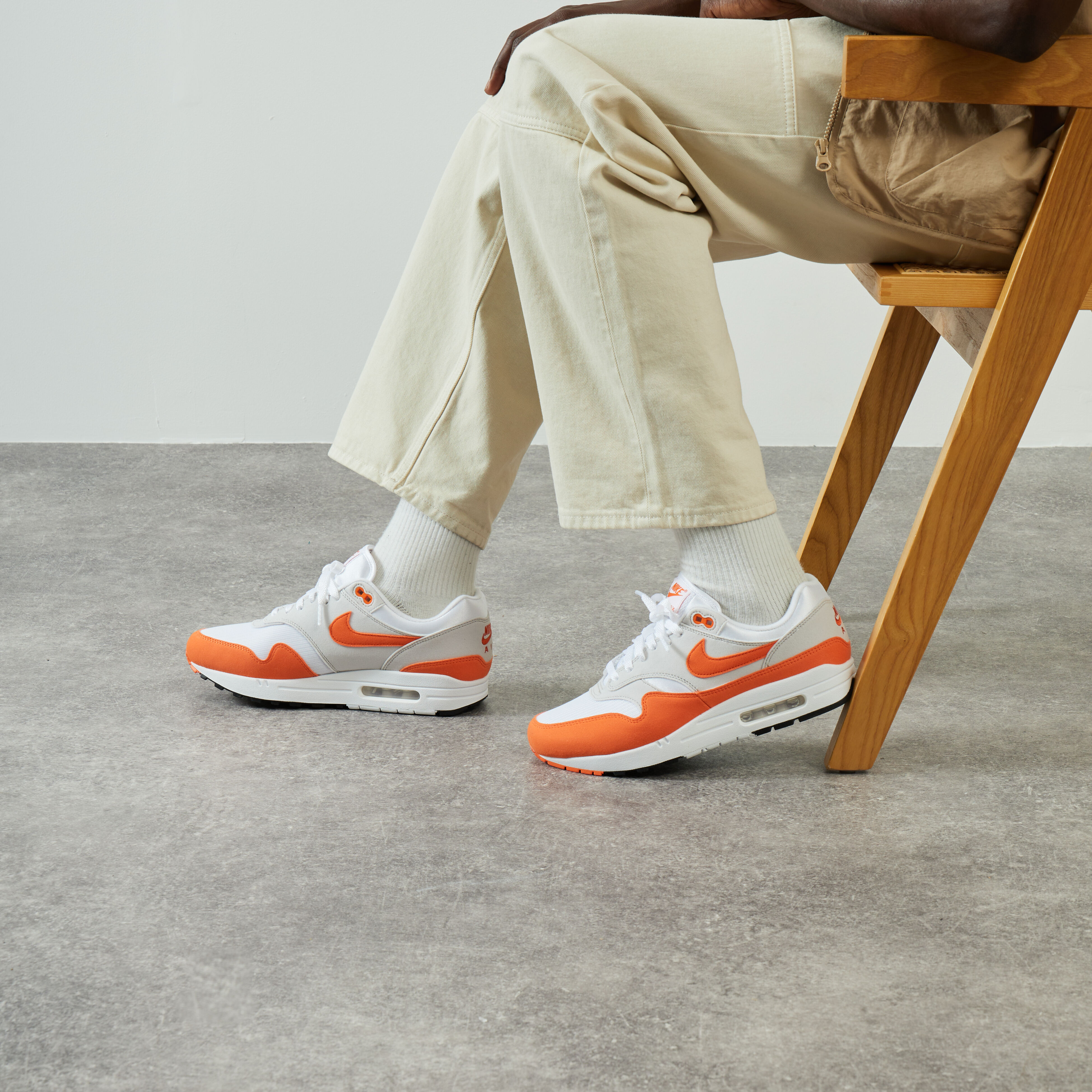 NIKE AIR MAX 1 BLANC ORANGE SNEAKERS HOMME Courir