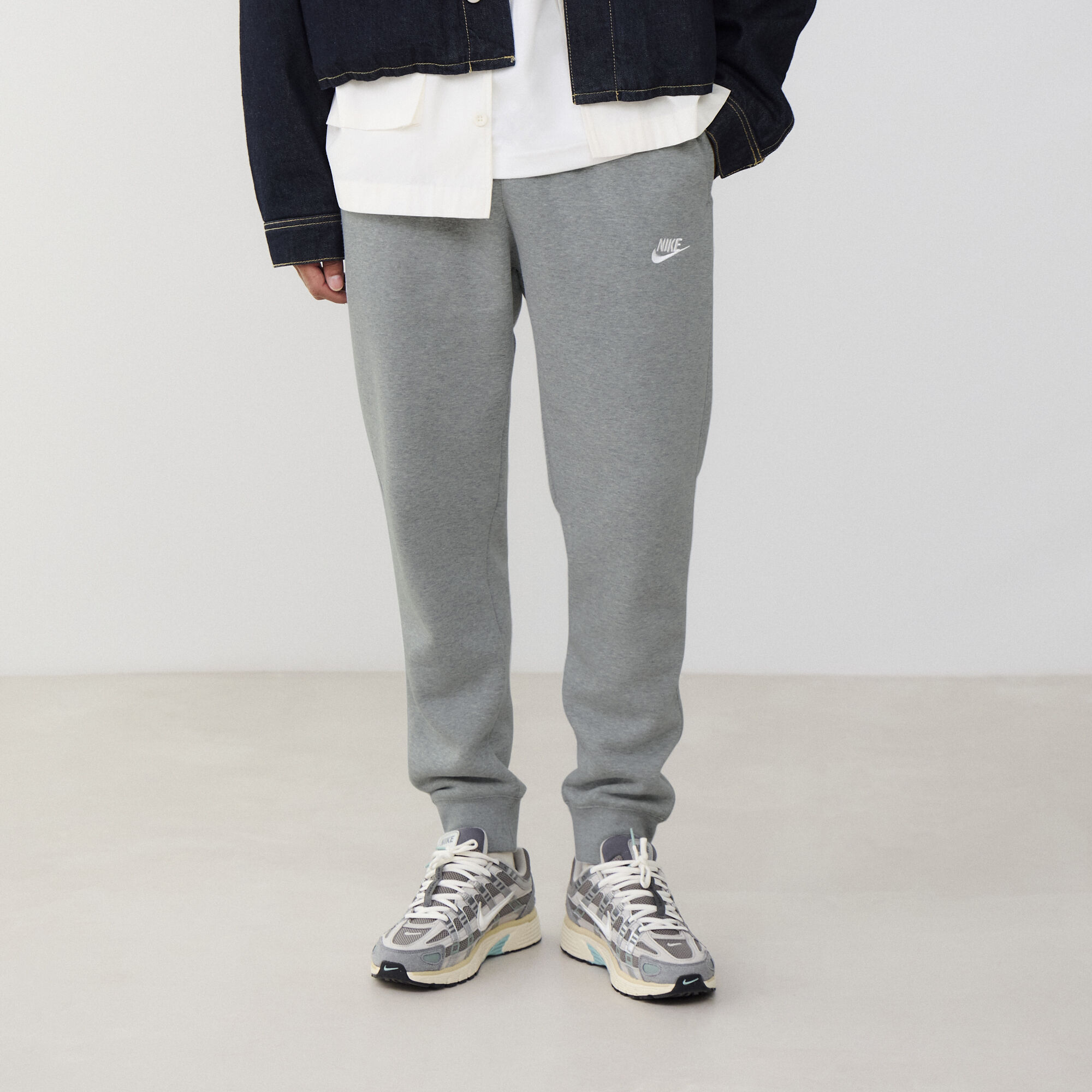 Nike club jogger gris hotsell