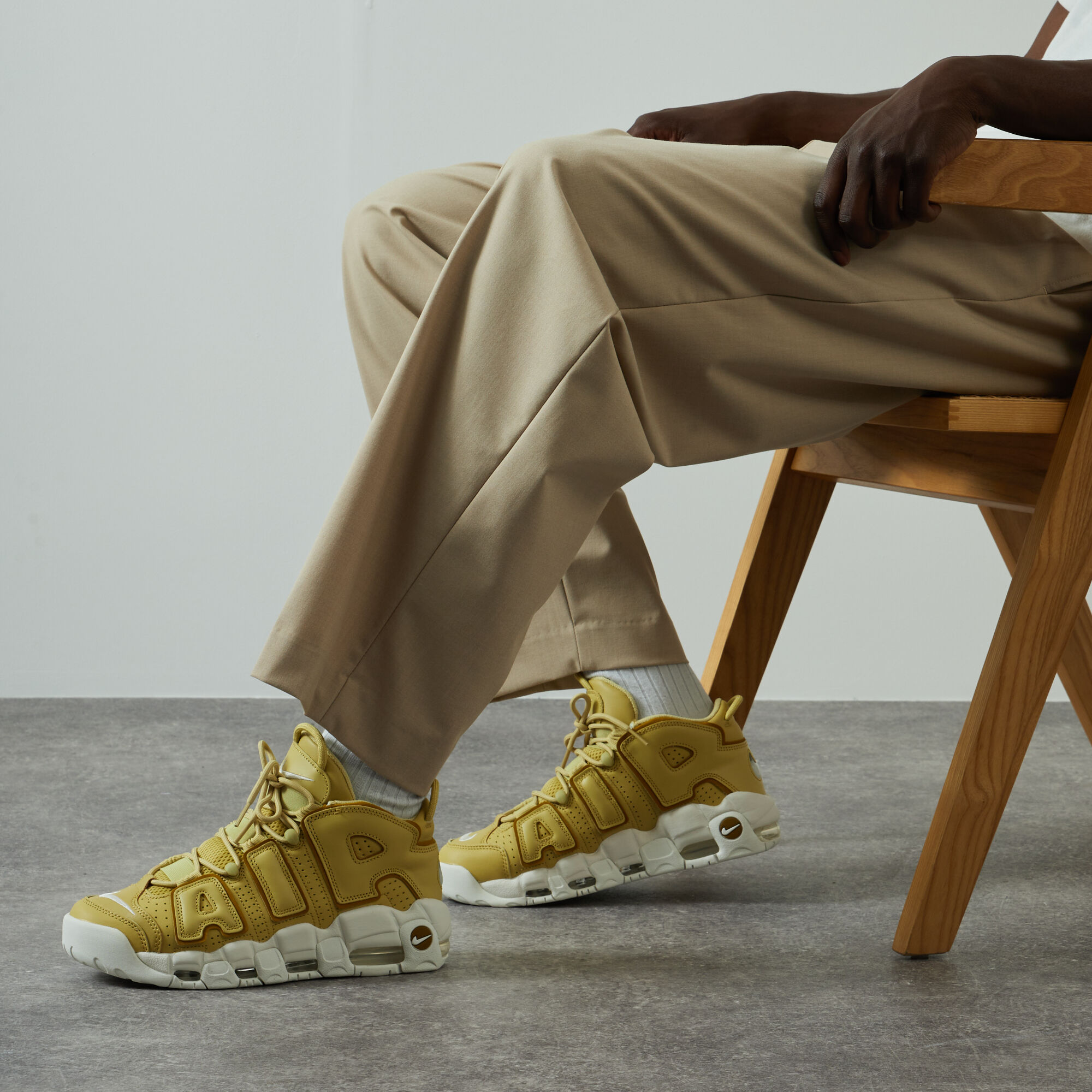 NIKE AIR MORE UPTEMPO 96 BEIGE SNEAKERS MEN Courir