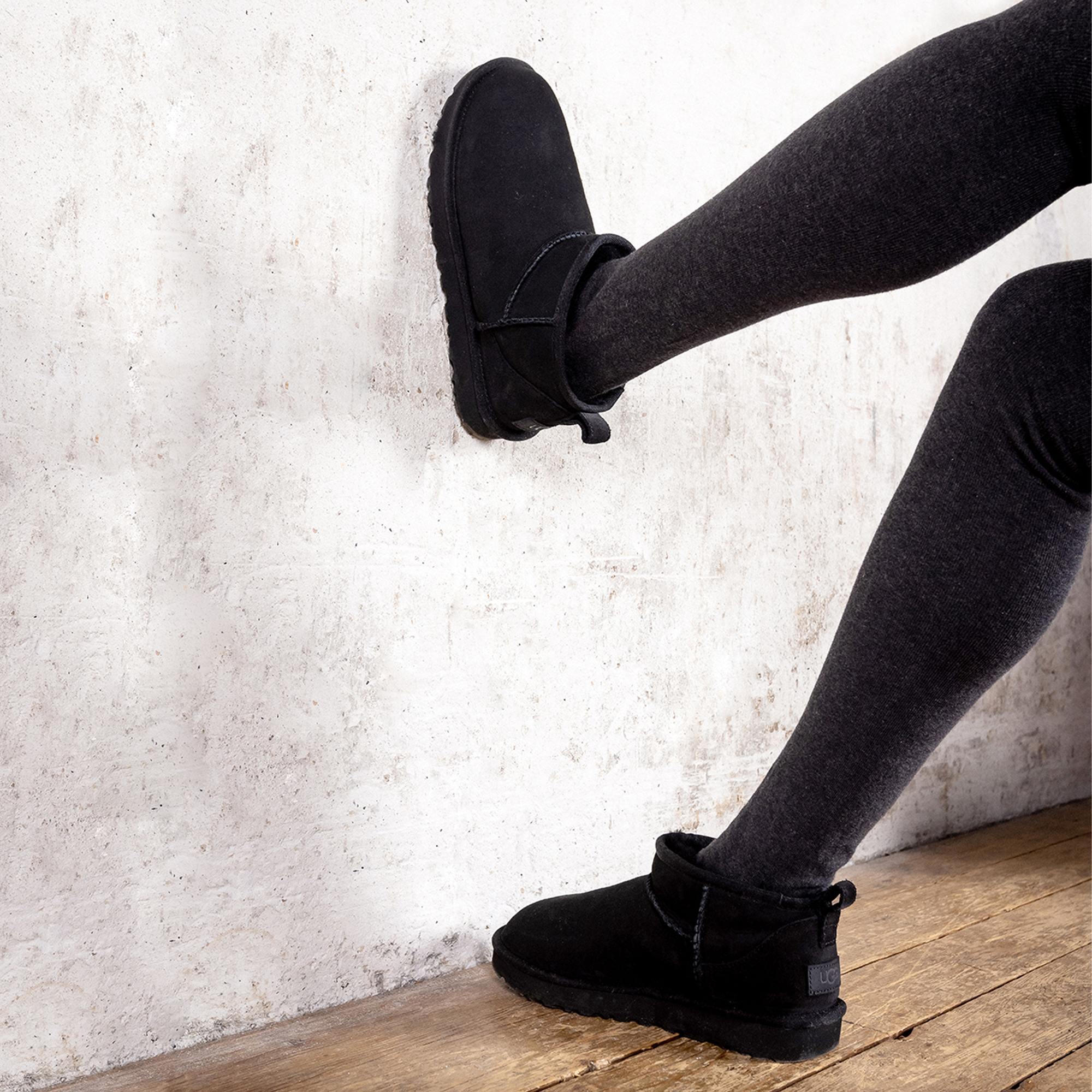 UGG CLASSIC ULTRA MINI BLACK SNEAKERS WOMEN