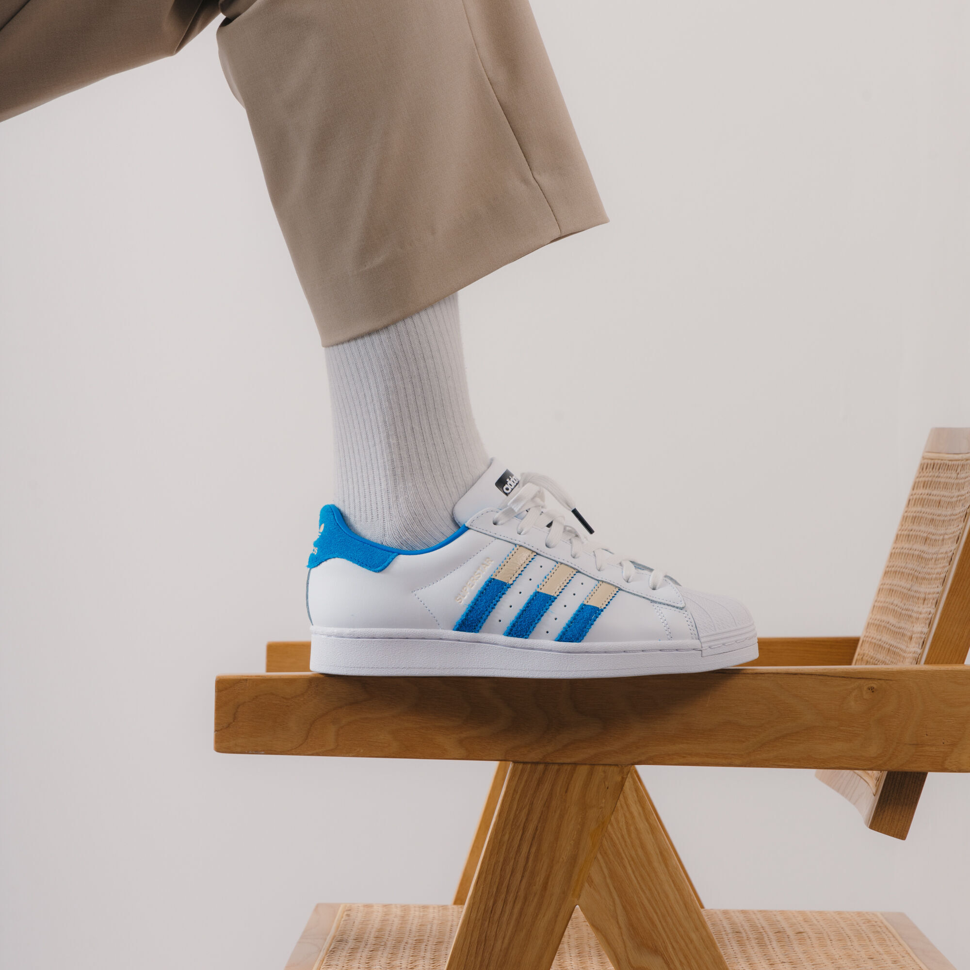 Superstar adidas blanche et bleu new arrivals