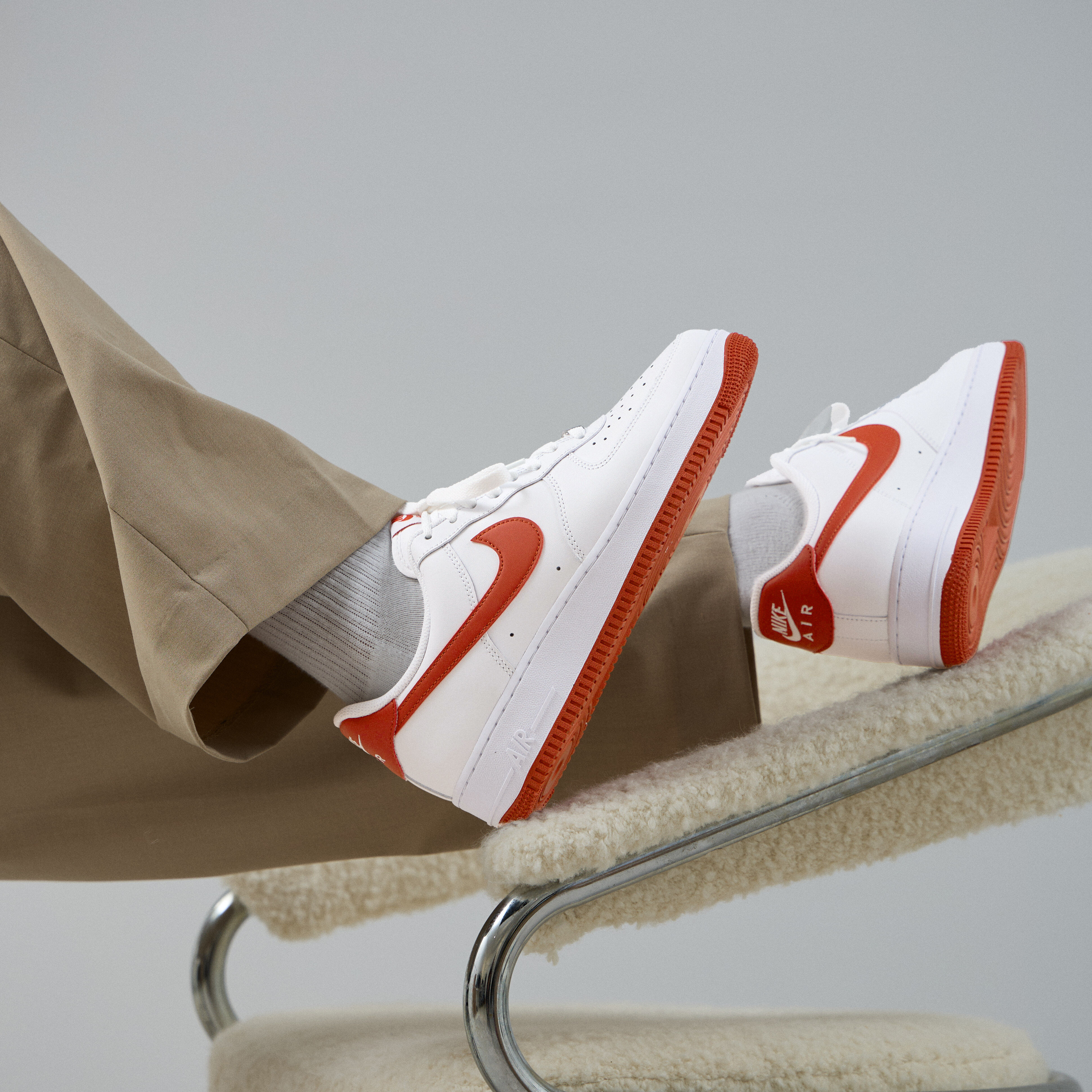 NIKE AIR FORCE 1 LOW SNEAKERS HOMME BLANC ROUGE LACETS Courir