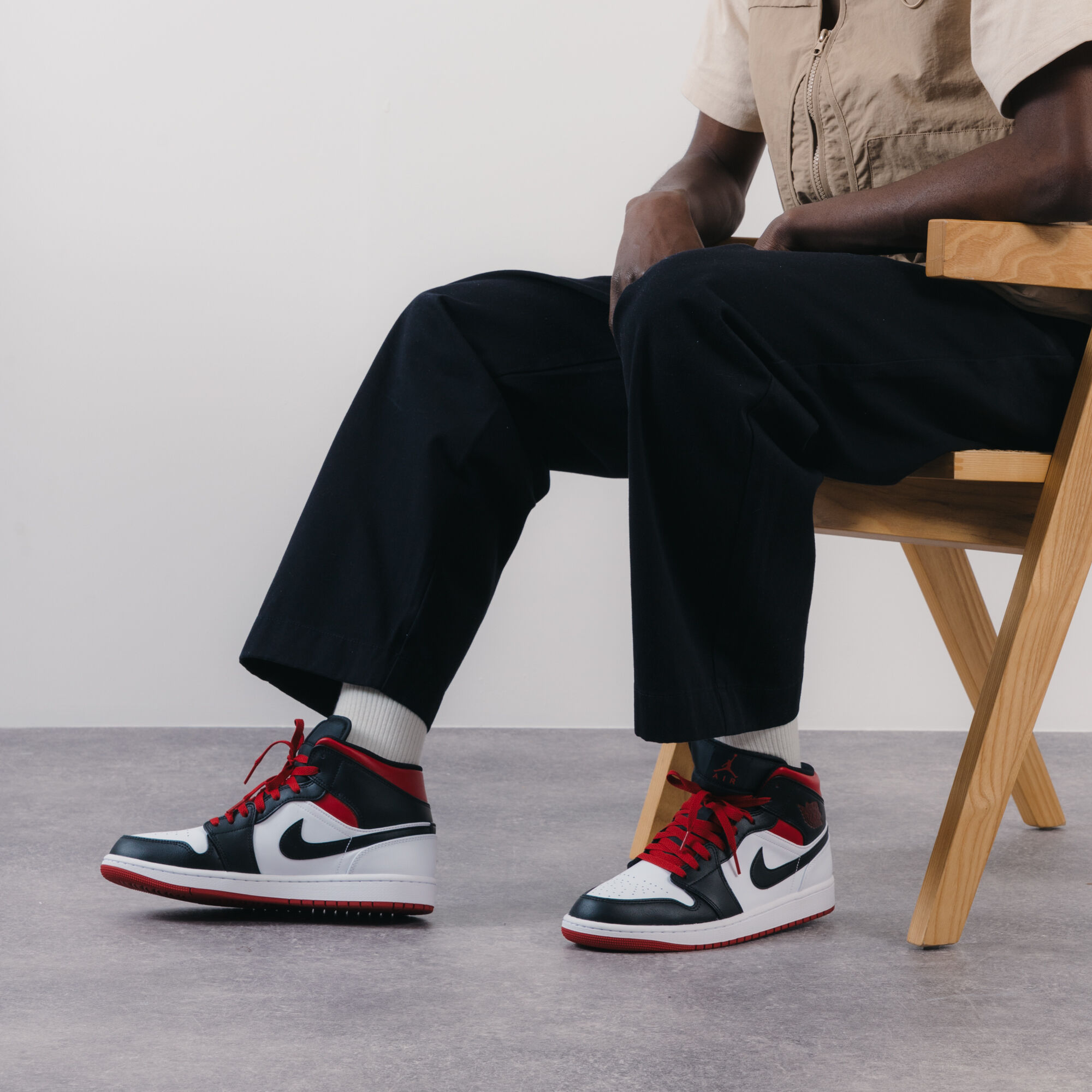 JORDAN AIR JORDAN 1 MID BLANC ROUGE SNEAKERS HOMME Courir