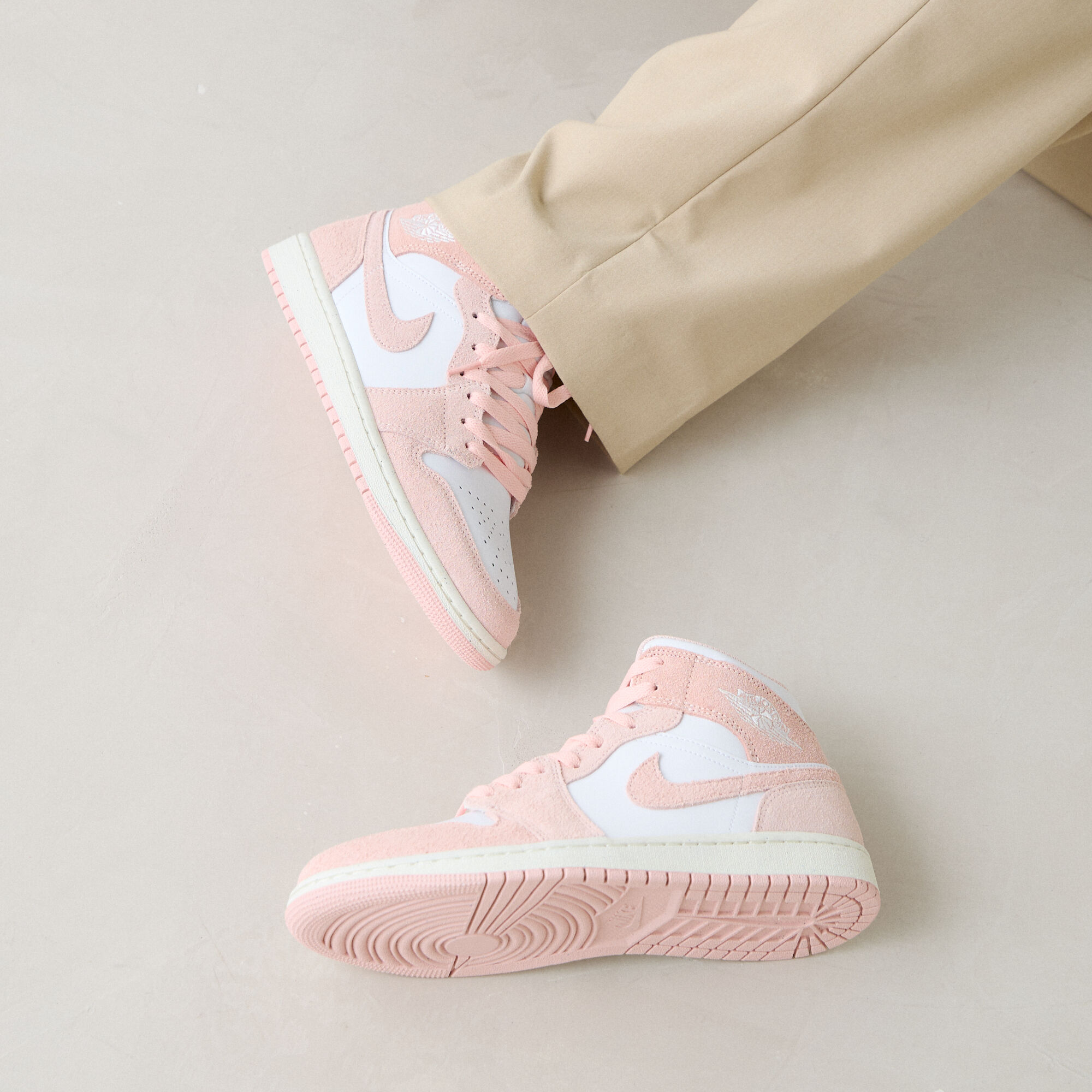 JORDAN AIR JORDAN 1 MID SE SNEAKERS HOMME BLANC ROSE LACETS Courir