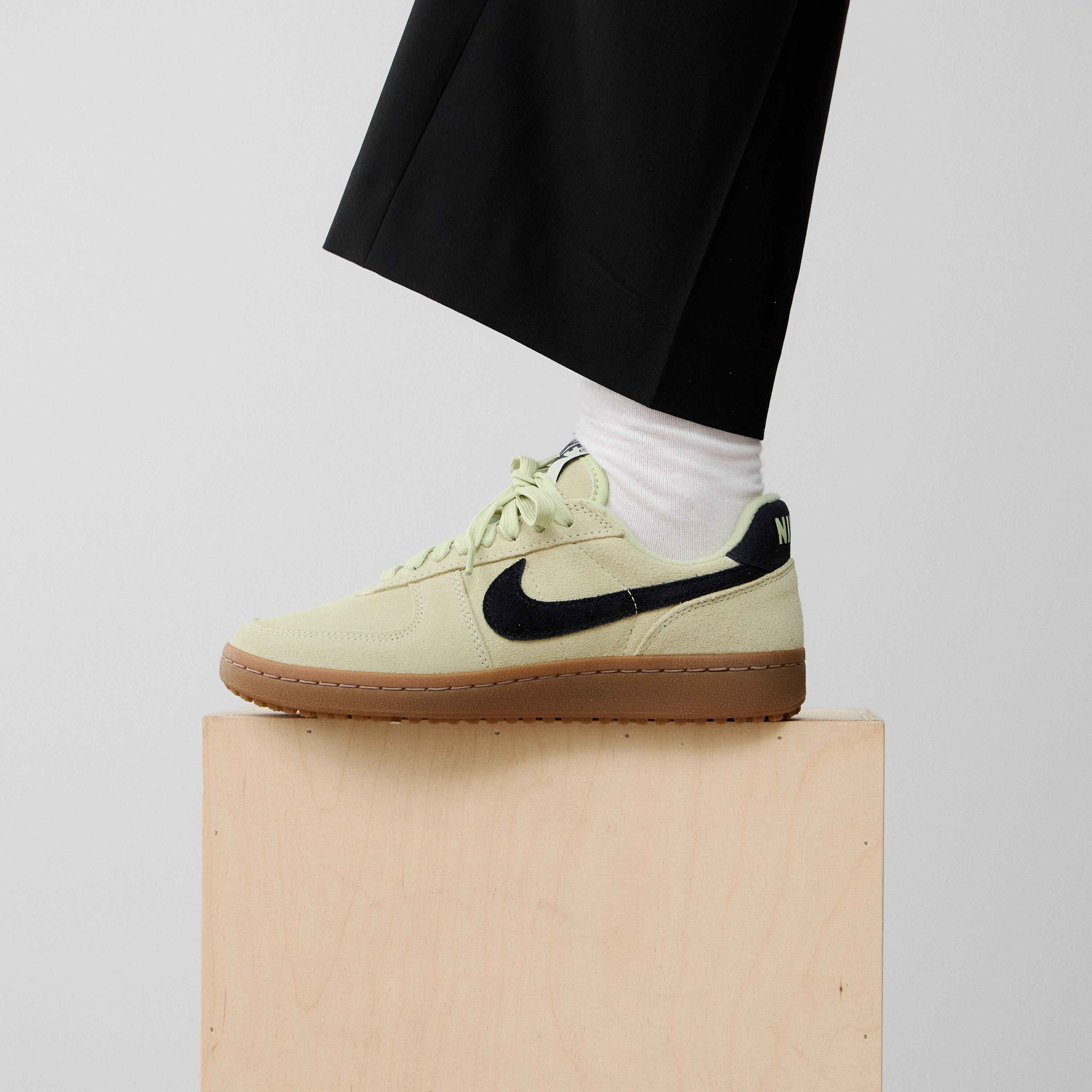 nike sb team classic shoes light cream obsidian